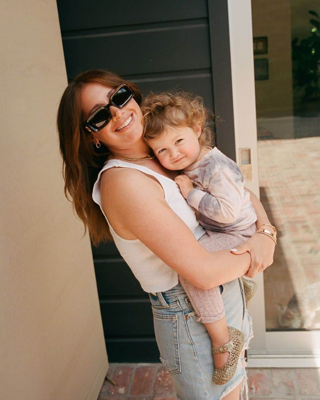 アシュレイ・ティスデイルのインスタグラム：「So… I think I'm beginning to understand what people mean when they talk about the "terrible twos."  Jupiter hit that milestone earlier this year, and she's her own little person now.  But I've gotta be honest: Practicing patience with a 2-year-old can take a lot of effort! Today on @frenshe, I'm sharing strategies for keeping cool through the two's in case it helps you too. Check out my link in bio to read.」