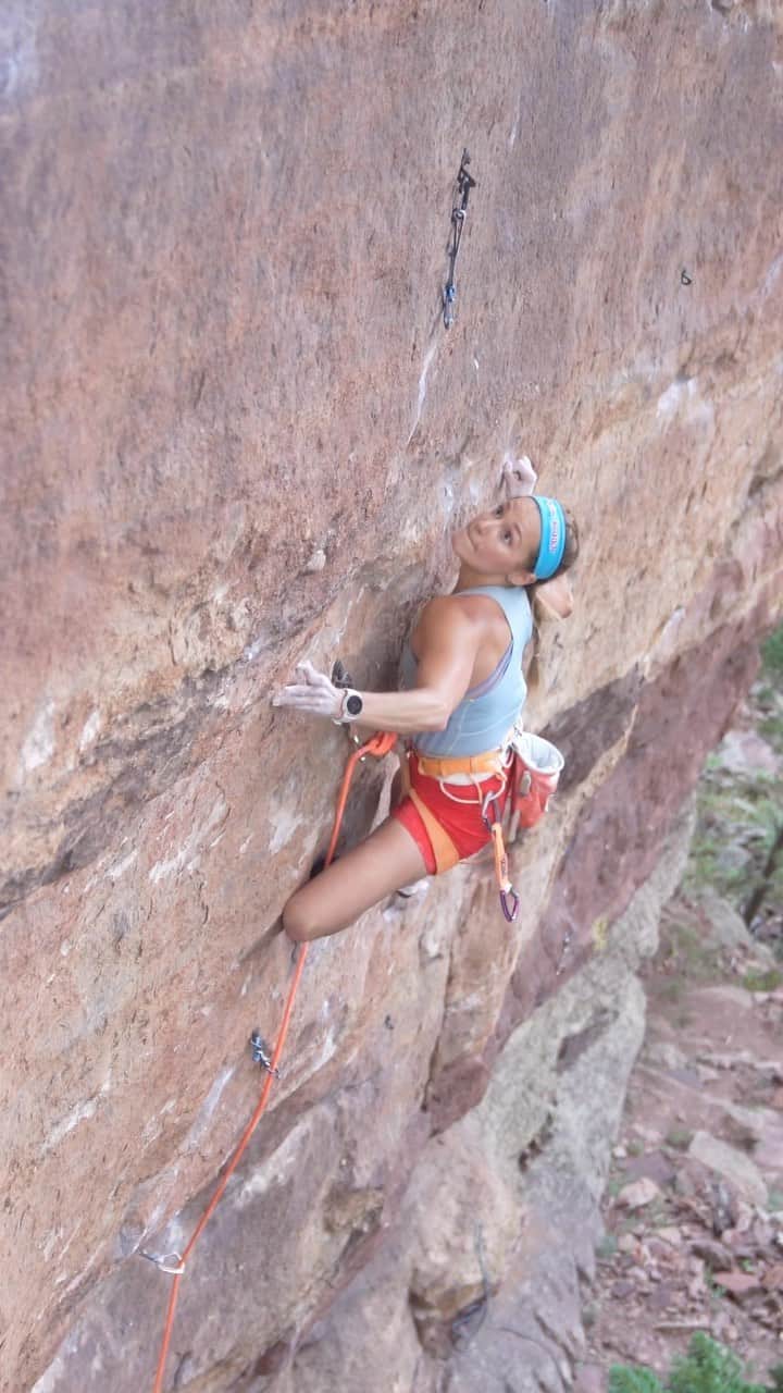 サッシャ・ディギーリアンのインスタグラム：「I have a hard time focusing on one thing at a time and I find that climbing and general outdoor sports activities are the space in my life that I can enjoy this space of mental clarity and focus. A tactic that I employ while climbing is typically narrating to myself the moves that I am doing to trigger focus. Because of this, @tjtriage thought that it would be neat for me to climb while narrating with a lav mic on to create “beta” videos for some classic climbs in the front range. I trialed this format first with a classic called “Thunder Muscle,” and then again with @james_lucas filming me on a 5.14- called “Joe Exotic.” I’ve put the full videos on my YouTube — curious if these are helpful to understanding technique and moves for you— and also, if you have any climb requests! #climbing #frontrange #womenwhoclimb」