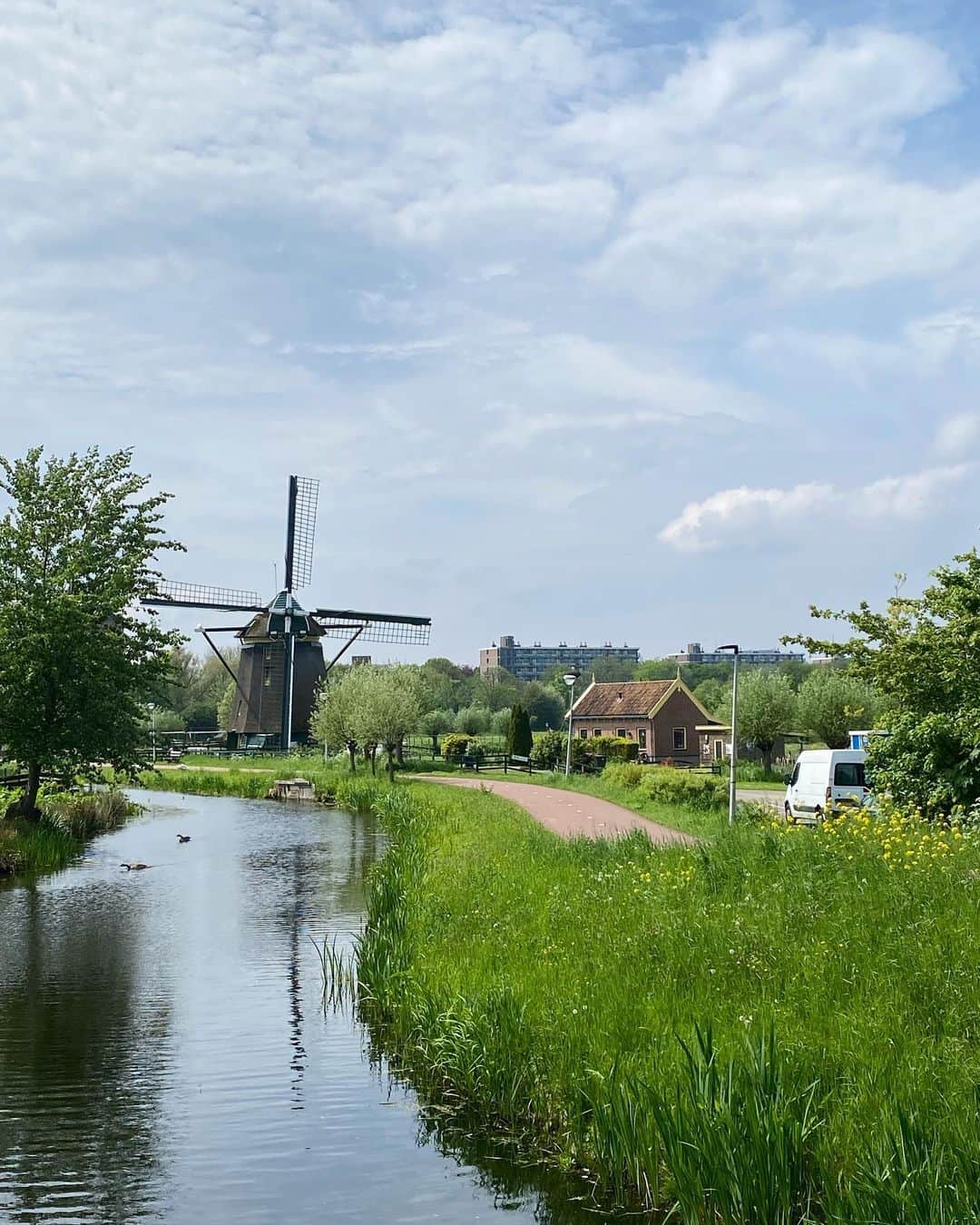 岡村咲さんのインスタグラム写真 - (岡村咲Instagram)「🇳🇱  今日走った道は 初めてのところばかり🚲  住んでるところとは全く違う景色を 見て改めてオランダに住んでるんやと 感じた1日でしたー！  曇ったり晴れたり 忙しいお天気でしたが 遮光100%の生地で作って頂いた オリジナルのフェイスカバーのお陰で ダメージ最小限で済みました🥺  ほんとうにありがたいです...！  #海外移住」5月13日 4時28分 - sakiokamura_official