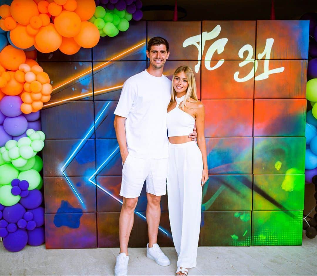ティボ・クルトゥワのインスタグラム：「Thank you everyone for all the birthday wishes! Really grateful to feel all this love from you! 🤍  And a special thanks to my fiancée @mishelgerzig for the amazing birthday party! I Love You!💙」