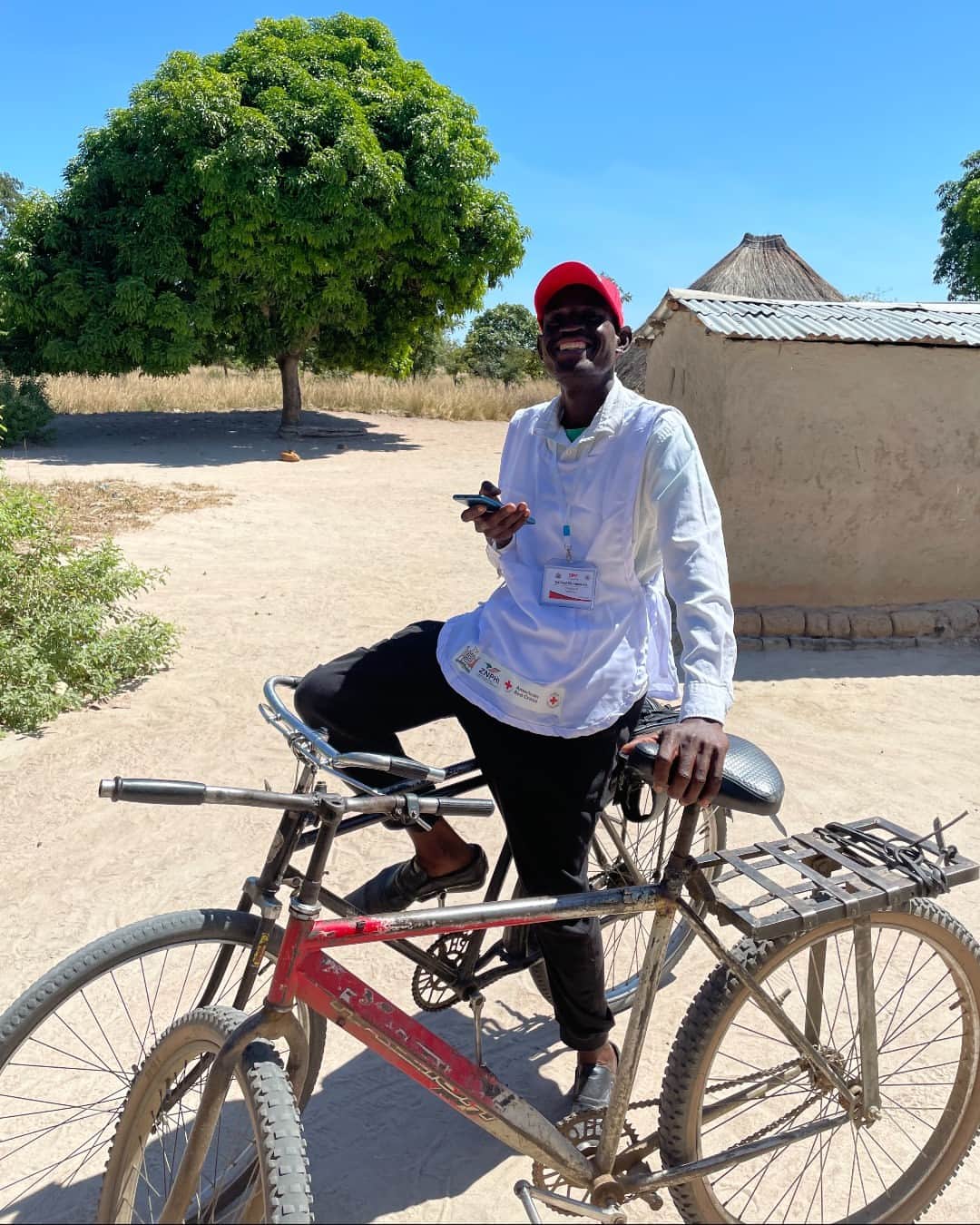ネーブ・キャンベルのインスタグラム：「Volunteers get it done! @ZambiaRedCross teams have walked, biked and motorcycled to over 65,000 homes this week to visit with families. During their visits, they discuss if any children are missing vaccines and if so, what is preventing them from receiving immunizations.  ➡️ This is all part of our Measles & Rubella Partnership, which is working to eliminate these diseases around the world.  #RedCross #VaccinesWork #ZambiaRedCross」