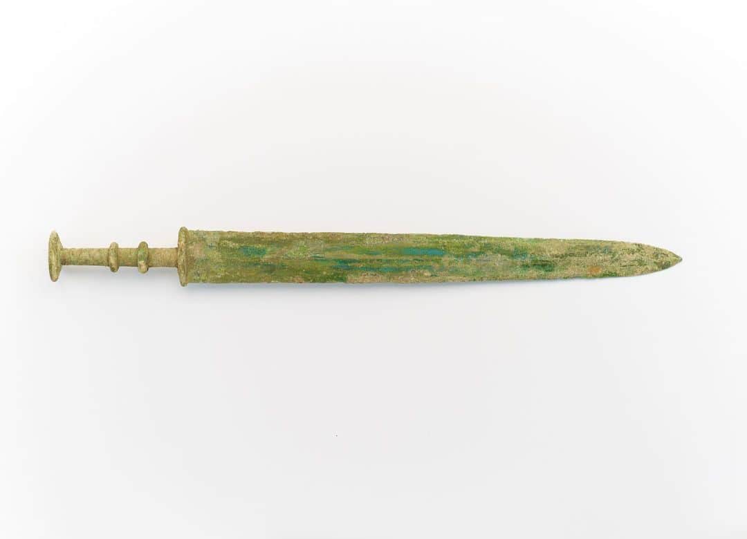 スミソニアン博物館さんのインスタグラム写真 - (スミソニアン博物館Instagram)「It's dangerous to go alone! Take this.🧝🗡️  If you're setting out to rescue #Zelda, this sword comes from China in the 4th century BCE. It was likely unearthed near the site of the ancient city of Shouchun (in the modern province of Anhui).   Now it's in our @natasianart's collection and this image is included in #SmithsonianOpenAccess.」5月13日 4時57分 - smithsonian