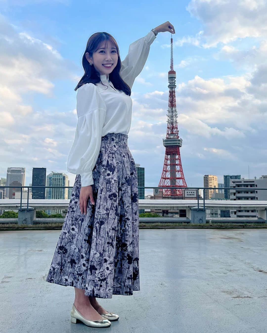 黒田菜月さんのインスタグラム写真 - (黒田菜月Instagram)「東京タワーをつまんでみた🗼 #気象予報士 #アナウンサー #セントフォース  #しゅと犬くん #東京タワー」5月12日 20時07分 - nyaaatsuki_krd