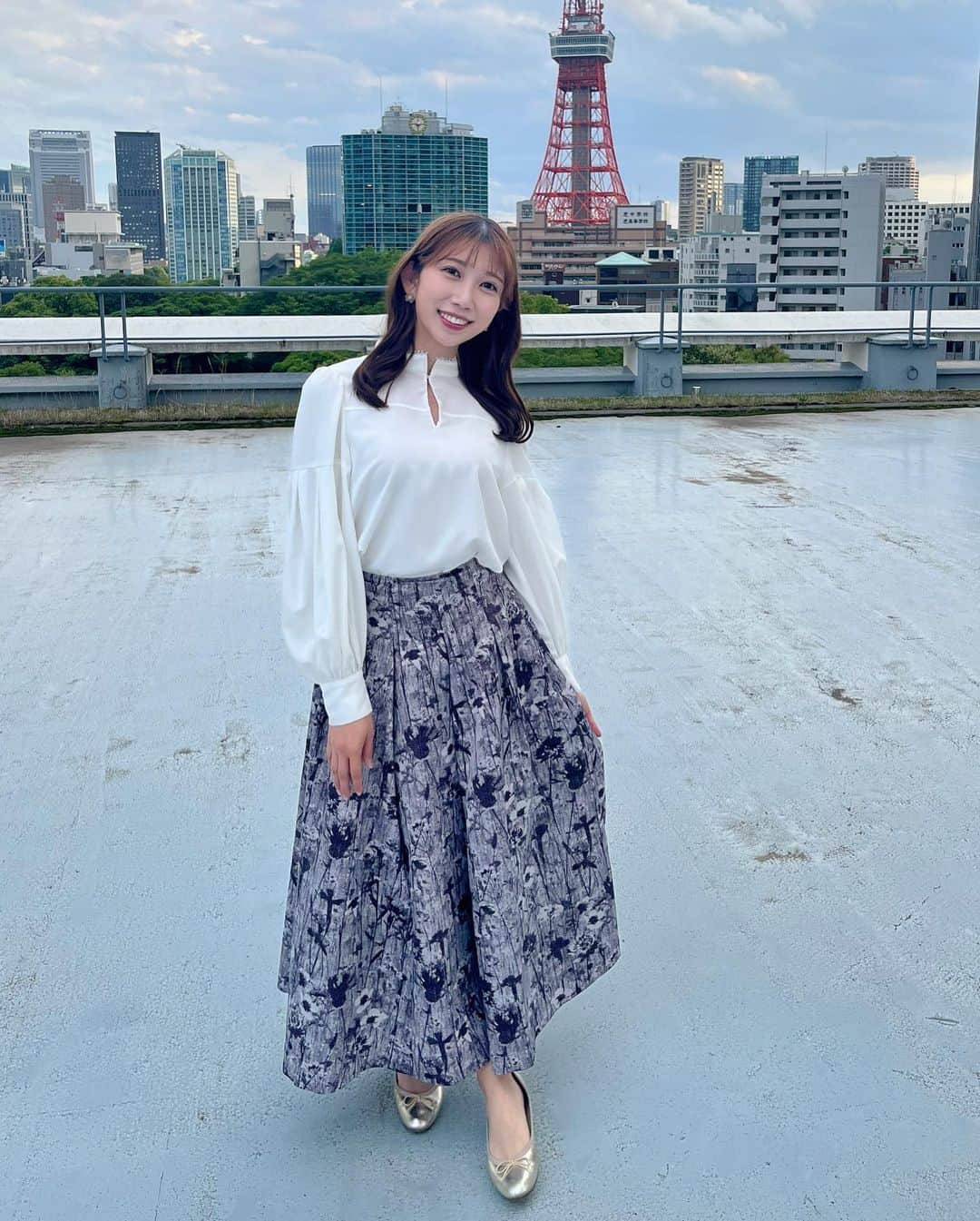 黒田菜月のインスタグラム：「東京タワーをつまんでみた🗼 #気象予報士 #アナウンサー #セントフォース  #しゅと犬くん #東京タワー」
