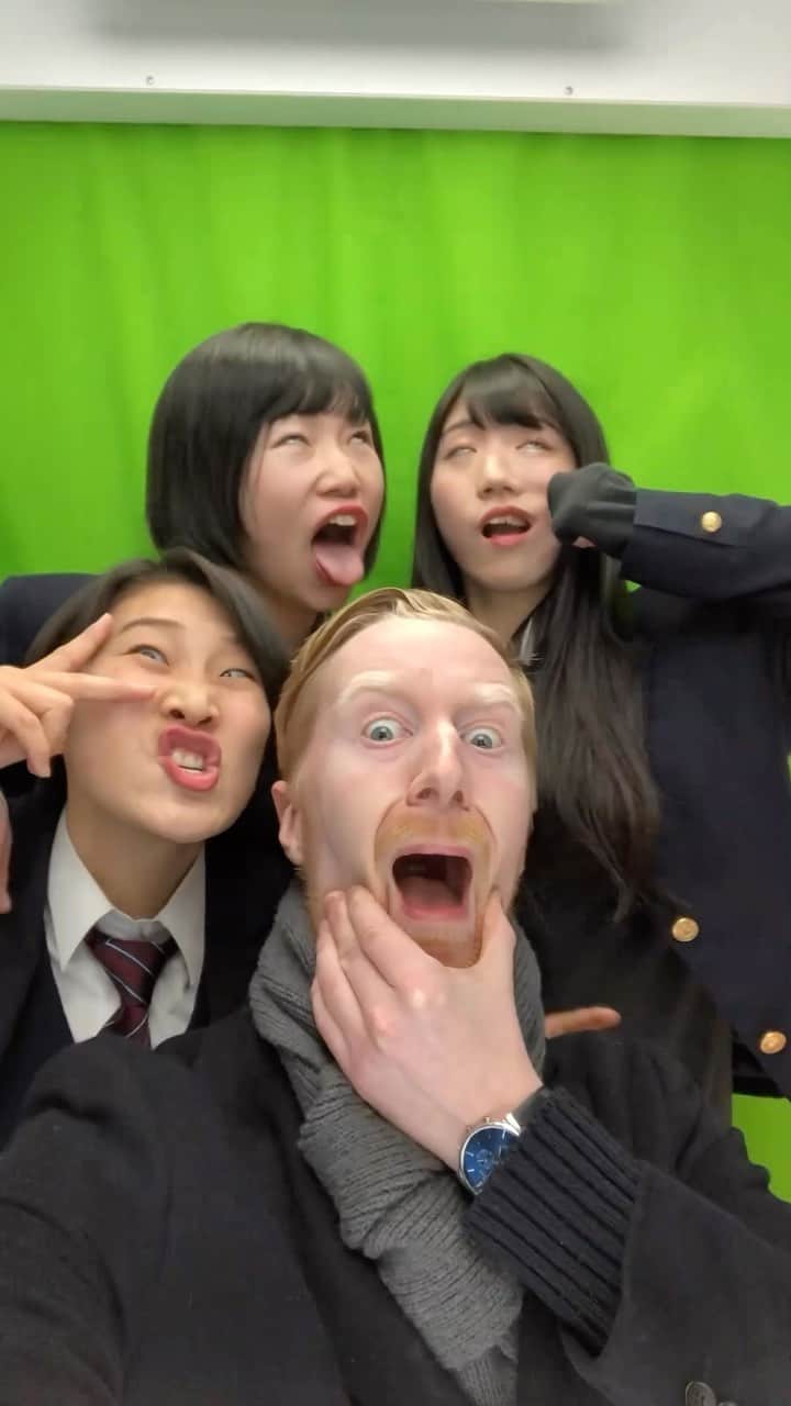 ミスターヤバタンのインスタグラム：「外国人、プリクラと出会う！😂 Foreigner meets Purikura!   #ミスターヤバタン #プリクラ #ゲームセンター #jk #ヤバタン #やばたん #ゲーセン #purikura」