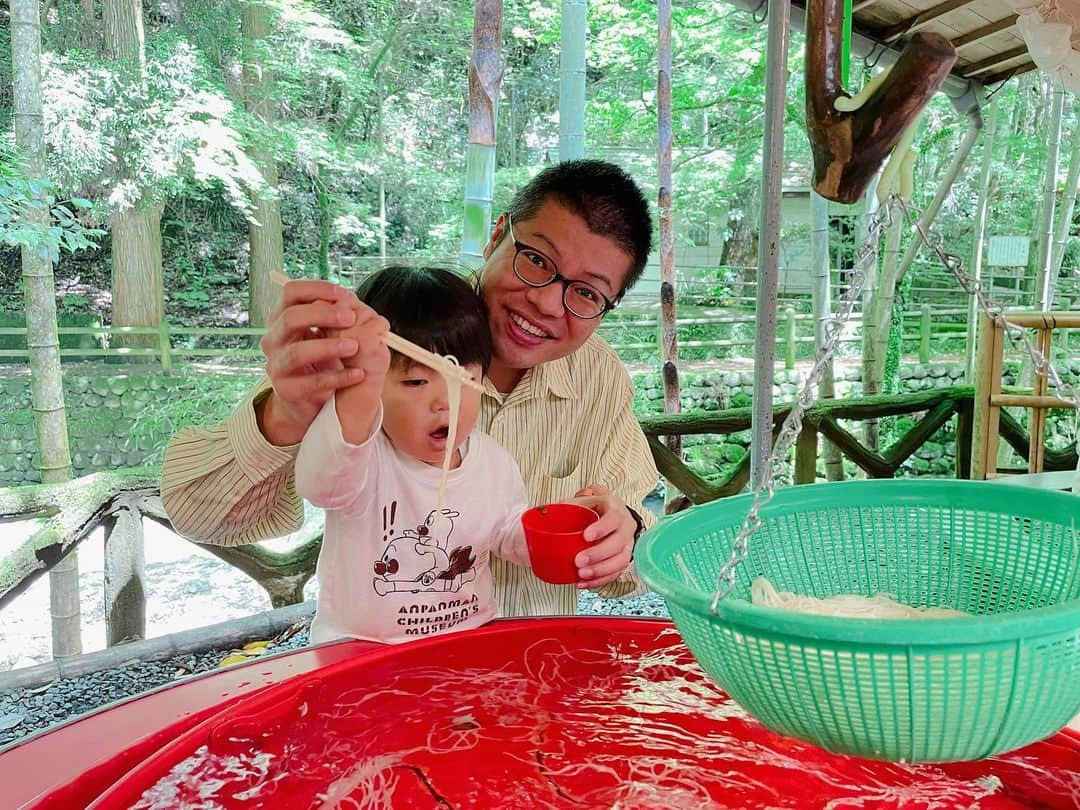 岩崎弘志のインスタグラム：「. 今シーズン初のそうめん流しへ🥢  平日にも関わらず、慈眼寺公園はご家族連れで 賑わってました👨‍👩‍👧‍👦  息子はお箸を使うのが上手くなってきたので、食べる よりも麺を掴んだり、流したりすることに夢中🥰‼︎  川の中にお魚がいるか探したりと、小さな楽しみを たくさん見つけてるようでした🐟🏞  これをupしながら、早くも素麺をまた食べたくなって いる食いしん坊アナウンサーの報告でした🎤📸  #そうめん流し #素麺流し #そうめん #慈眼寺 #慈眼寺公園 #慈眼寺そうめん流し #鹿児島グルメ #鹿児島ランチ #鹿児島観光 #鹿児島旅行 #鹿児島ドライブ #鹿児島好きな人と繋がりたい #鹿児島市ランチ #鹿児島市グルメ #kagoshima #kagoshimajapan #kagoshima_view #kagoshimafan #kagoshimacity #kagoshimalunch #どんどん鹿児島#おでかけカゴシマ #シェアカゴ #家族でおでかけ #家族で食事 #家族でご飯 #3歳男の子 #3歳ごはん #アナウンサー #岩﨑弘志」