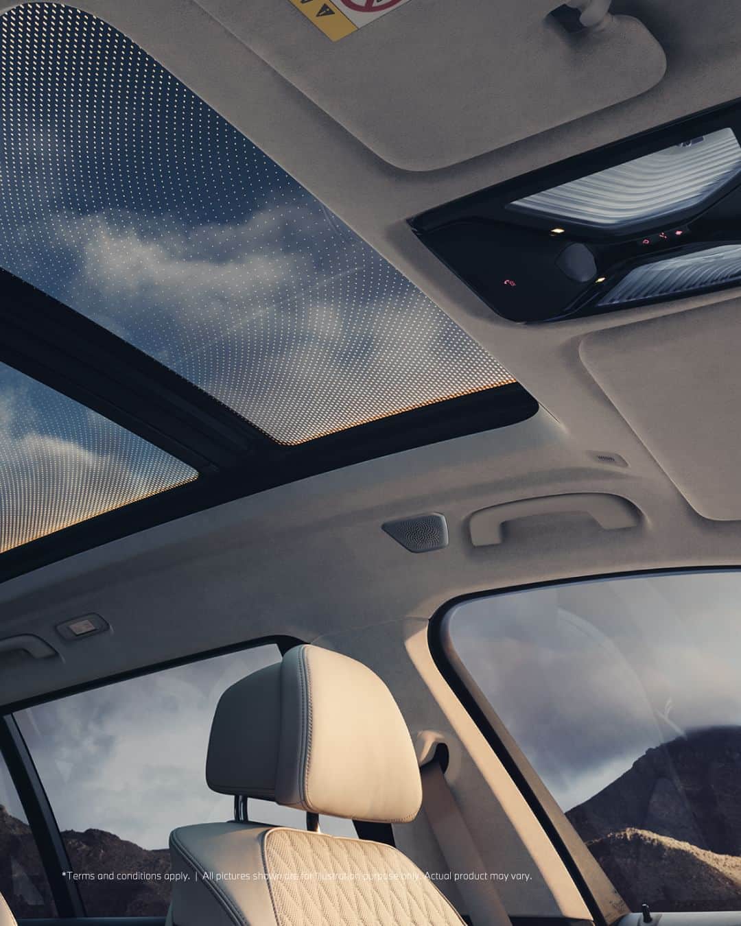 BMW Thailandさんのインスタグラム写真 - (BMW ThailandInstagram)「โลกแห่งการเดินทางอันสมบูรณ์แบบ THE NEW X7 มอบความสุนทรียภาพแห่งการเดินทางเหนือระดับ ให้คุณได้เต็มอิ่มไปกับทิวทัศน์อันสวยงามผ่าน Panorama Glass roof Sky Lounge ที่สามารปรับแสงไฟได้ถึง 15,000 เฉดสี เพลิดเพลินกับ ระบบเสียง 3 มิติ Bowers & Wilkins Diamond มอบคุณภาพเสียงระดับสตูดิโอ สะดวกสบายด้วยระบบปรับอากาศอัตโนมัติแบบอิสระ 5 โซน ให้ผู้โดยสารทุกตำแหน่งสามารถปรับอุณหภูมิได้ตามต้องการตลอดการเดินทาง  และคุณจะได้รับเอกสิทธิ์พิเศษมากมายจาก BMW Excellence Club เมื่อครอบครอง THE NEW X7 ที่จะทำให้คุณได้สัมผัสประสบการณ์เหนือระดับกว่าใคร  ยนตรกรรม เพื่อตอบทุกความท้าทายในตัวคุณ THIS IS FORWARDISM  #BMW #BMWTH #JOYisBMW #สุนทรียภาพแห่งการขับขี่ #THEX7 #THISISFORWARDISM」5月12日 20時00分 - bmwthailand