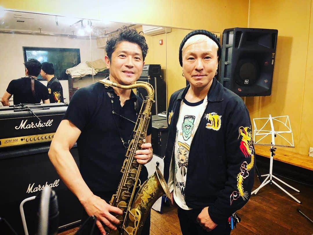 MONKYのインスタグラム：「今日はMAD3の次回7インチでリリースする『Monstar High School』のレコーディング🔥  スピード感のある楽曲でめっちゃ楽しく演奏させてもらいました！  仕上がりが楽しみ🔥🔥🔥  エディさんとはPULPで月末も一緒にライブ、楽しみだ〜♬  #mad3」