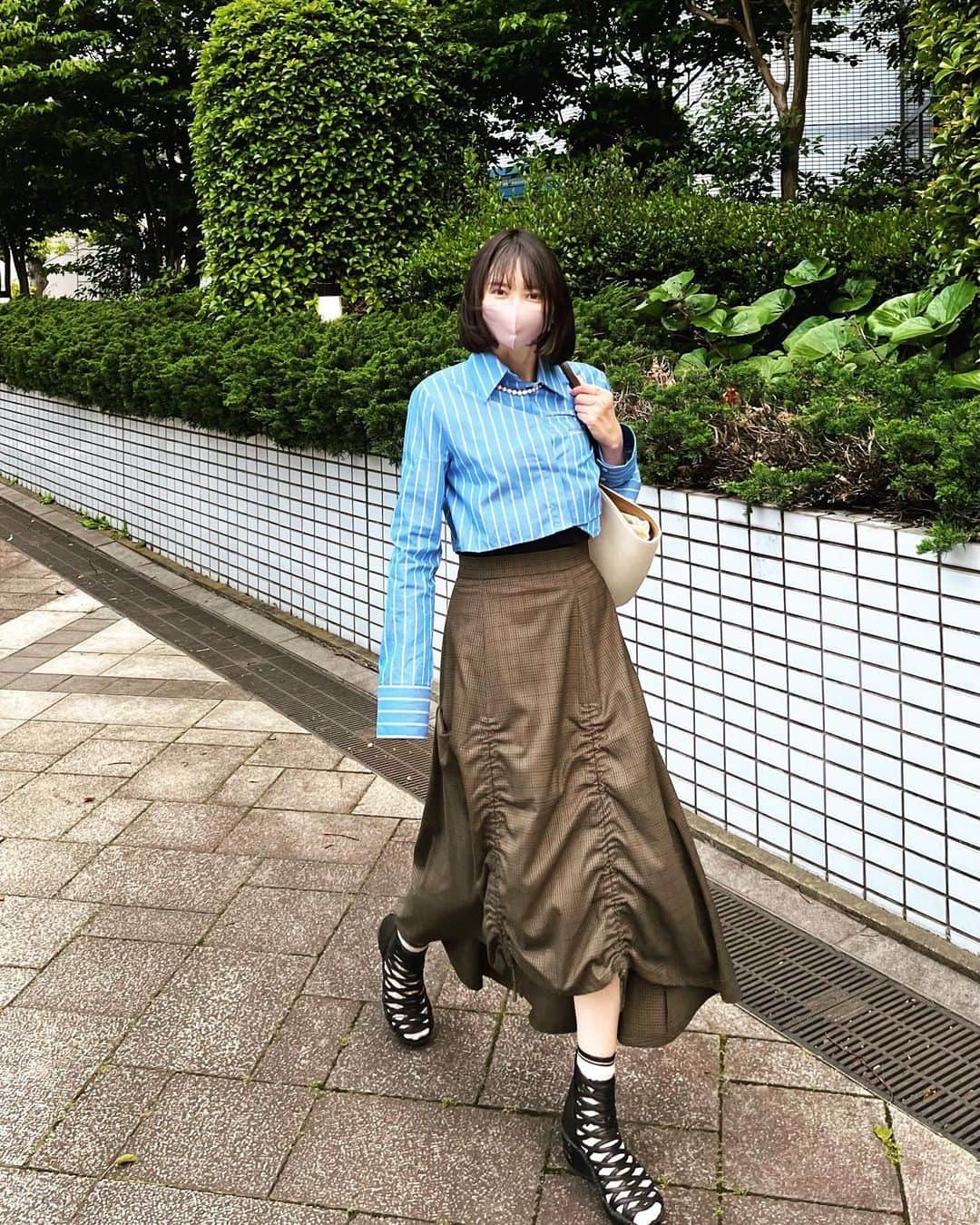 HIMIKOさんのインスタグラム写真 - (HIMIKOInstagram)「#zara で1090円だったクロップド丈のブラウスと  #REDYAZEL のスカート ブルー×ブラウンってなんか良いよねぇ  #キレイめカジュアルコーデ #大人ファッション #大人コーデ  #メイク #YouTube動画」5月12日 20時00分 - himikosama99