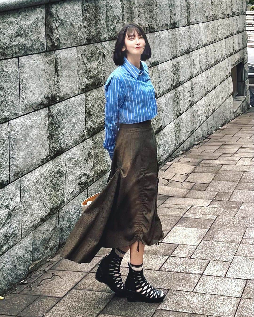 HIMIKOのインスタグラム：「#zara で1090円だったクロップド丈のブラウスと  #REDYAZEL のスカート ブルー×ブラウンってなんか良いよねぇ  #キレイめカジュアルコーデ #大人ファッション #大人コーデ  #メイク #YouTube動画」