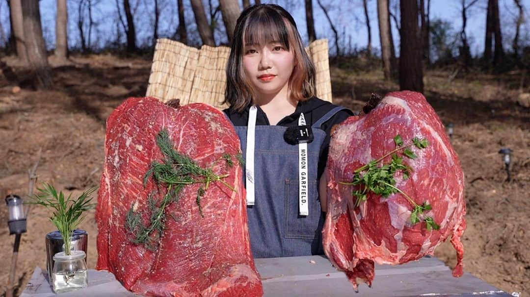 独ヲタ女子【＊アッキーch＊】さんのインスタグラム写真 - (独ヲタ女子【＊アッキーch＊】Instagram)「16キロの肉塊を巨大鉄板で焼いて爆食する独身アラサーデブ女【キャンプ飯】  続きは私のYouTubeからどうぞ🥩🔥  #巨大 #デカ盛り #肉塊  #独ヲタ #独ヲタアッキー #モトブログ  #バイクのある生活 #バイクのある景色  #バイクのある風景 #バイク女子  #GSX250R #SUZUKI #CT125 #ハンターカブ #svartpilen401  #raiderjcrossover #レイダーJ #クロスオーバー #motorcycle #ツーリング #バイク #いろはラーメン #キャンプ #キャンプツーリング #女子キャンプ #motovlog #車中泊 #キャンプ場」5月12日 20時01分 - dokuota_akkie