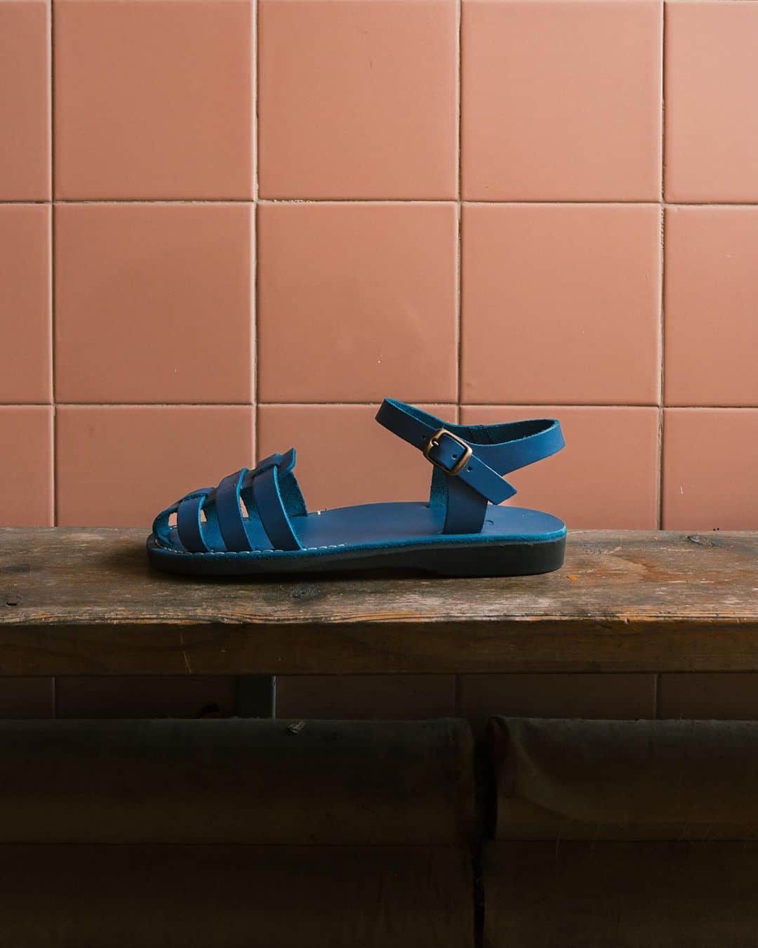 のインスタグラム：「YMC x Camel exclusive sandals, crafted by Palestinian artisans in naturally dyed leather.」