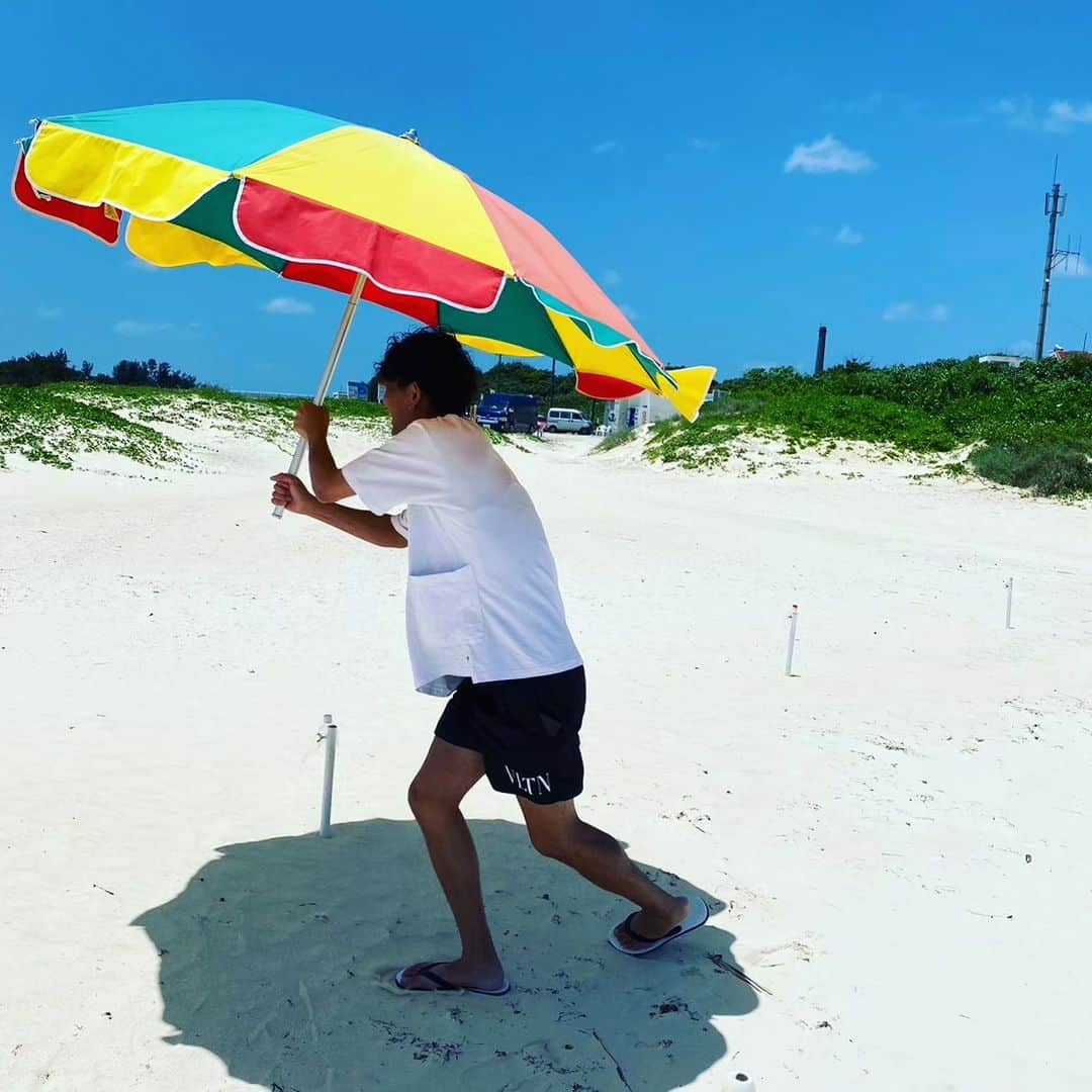 中村昌也のインスタグラム：「風に持ってかれる192センチ🙄 海の思い出❕ 本日も営業しております❕ お待ちしております❕ 宮古島市平良下里646-2 バロックビル6階 #宮古島 #沖縄 #宮古島バー #miyakojima #miyakojimabar #バーイズ #イズ #baris #is #newopen #居酒屋 #海 #beach #japan #中村昌也」