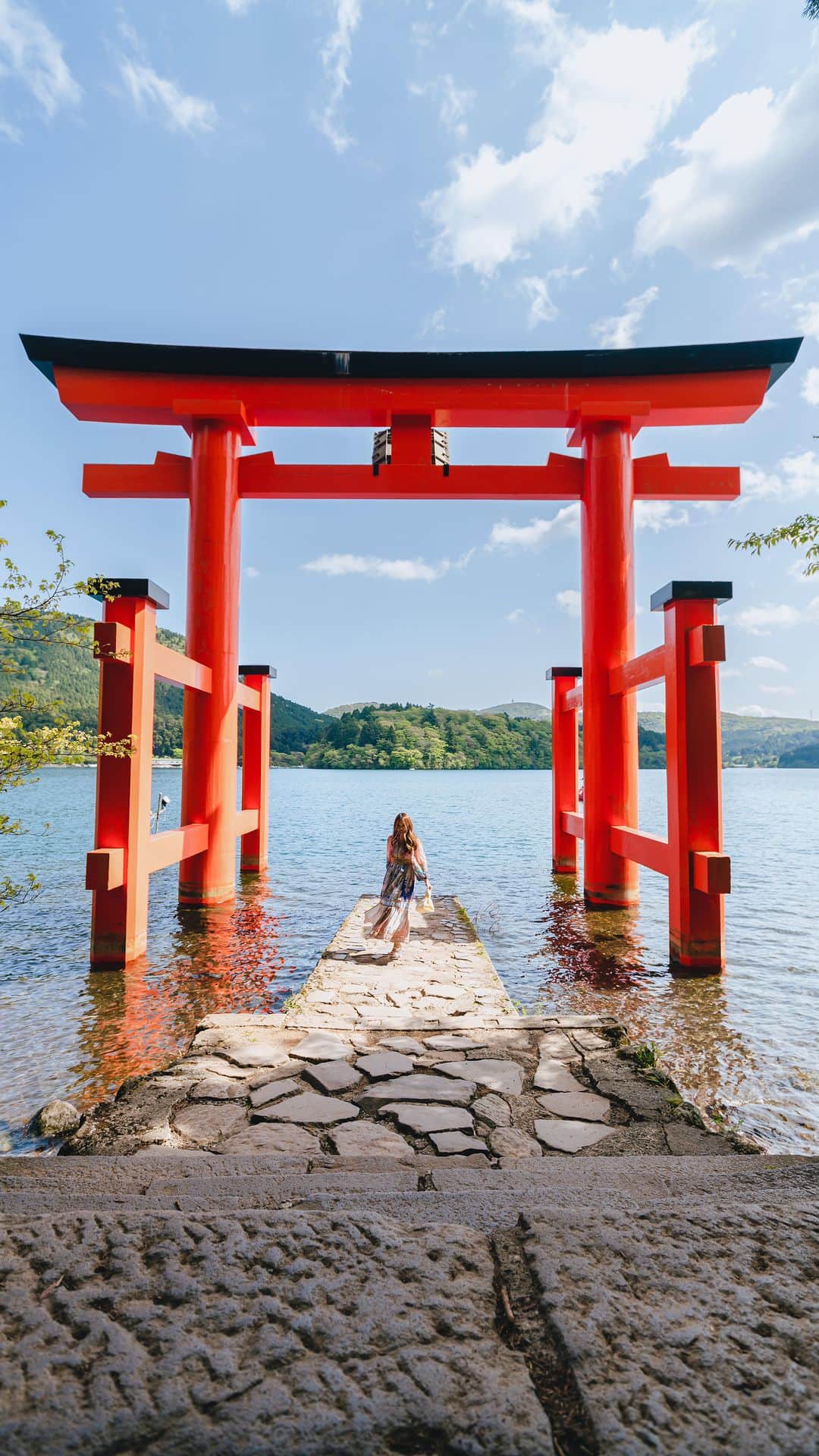 Stella Leeのインスタグラム：「Since I was twenty, I’ve been traveling alone to Japan. Each pilgrimage deepens my affection, each journey an encounter with the country’s essence. Amidst its imperfections, social intricacies, and linguistic mysteries, it’s still perfect in my eyes 🇯🇵」