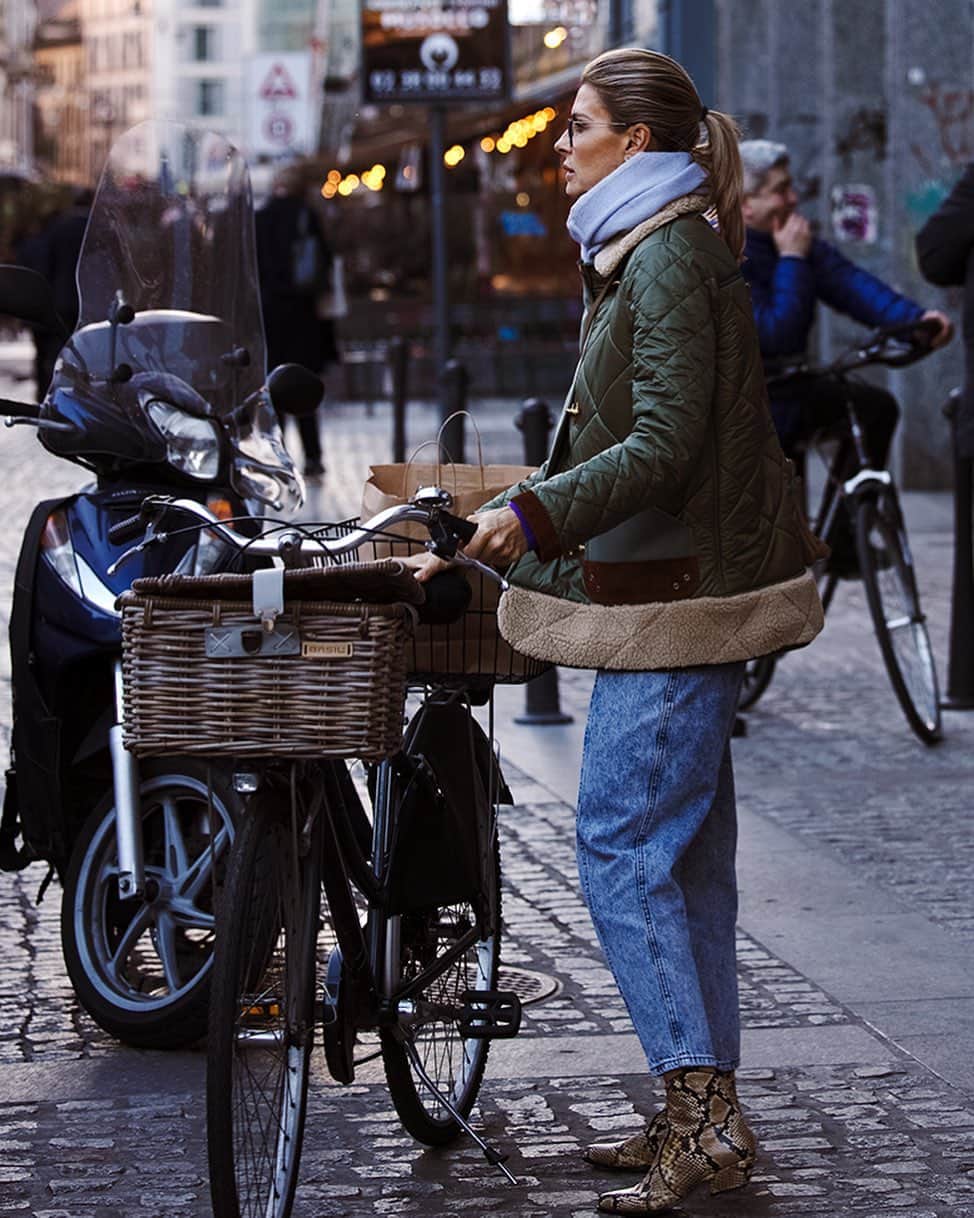 スコット・シューマンのインスタグラム：「Apparently, without realizing it, I photographed @martycolombari preparing for a bike ride! Milano!」