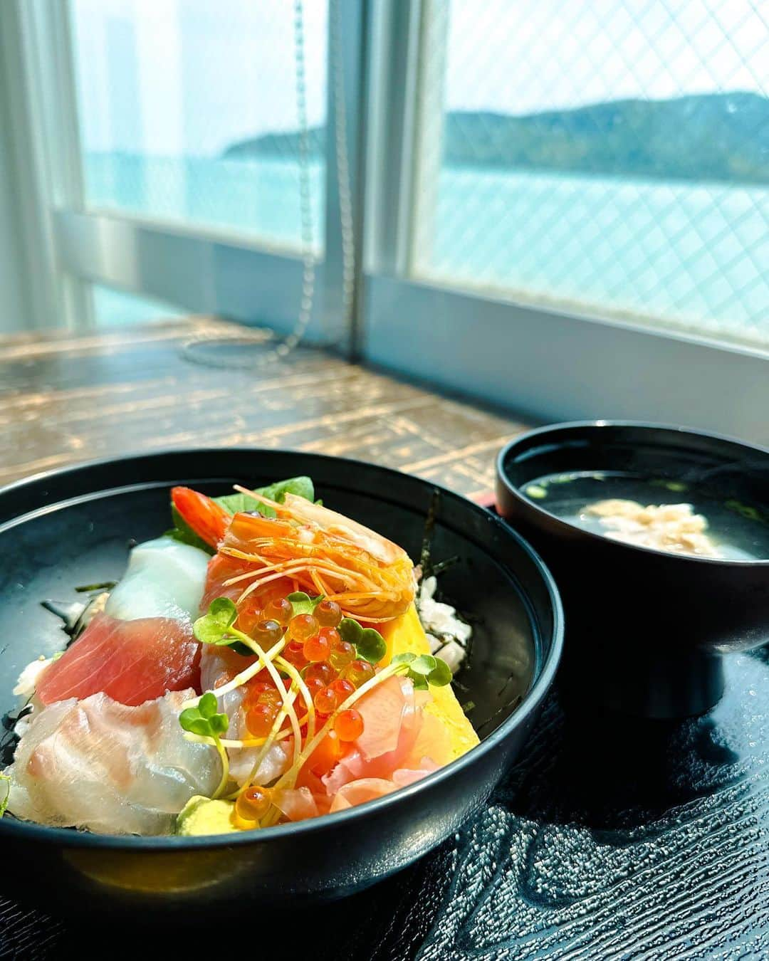 元木行哉のインスタグラム：「⁡ 新鮮な海の幸を食べられる喜びと有り難さ！🙏 ⁡ #海の幸  #道の駅好き #潮彩市場  #山口県  #防府  #ぶちうま  #海鮮どーん  #さかなさかなさかなー  #めばる公園」