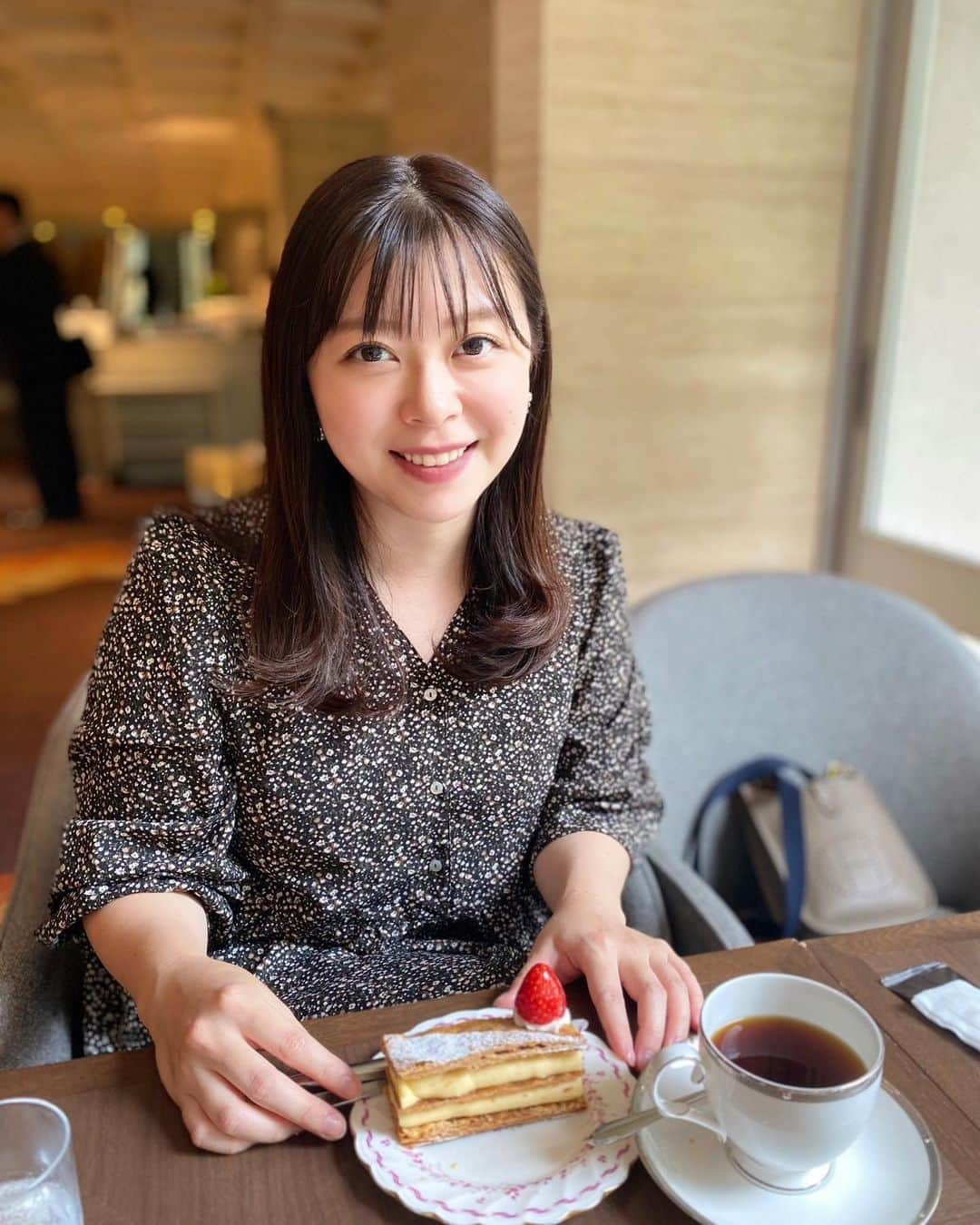 上杉桜子さんのインスタグラム写真 - (上杉桜子Instagram)「ママ友とお迎え前のカフェタイム🍰☕️ 娘が幼稚園に入ってから私にもお友達ができて嬉しいです💕  #3歳女の子ママ #3ヶ月男の子ママ #幼稚園のママ友 #ランチ #ホテルランチ #ミルフィーユケーキ」5月12日 20時06分 - sakurakouesugi