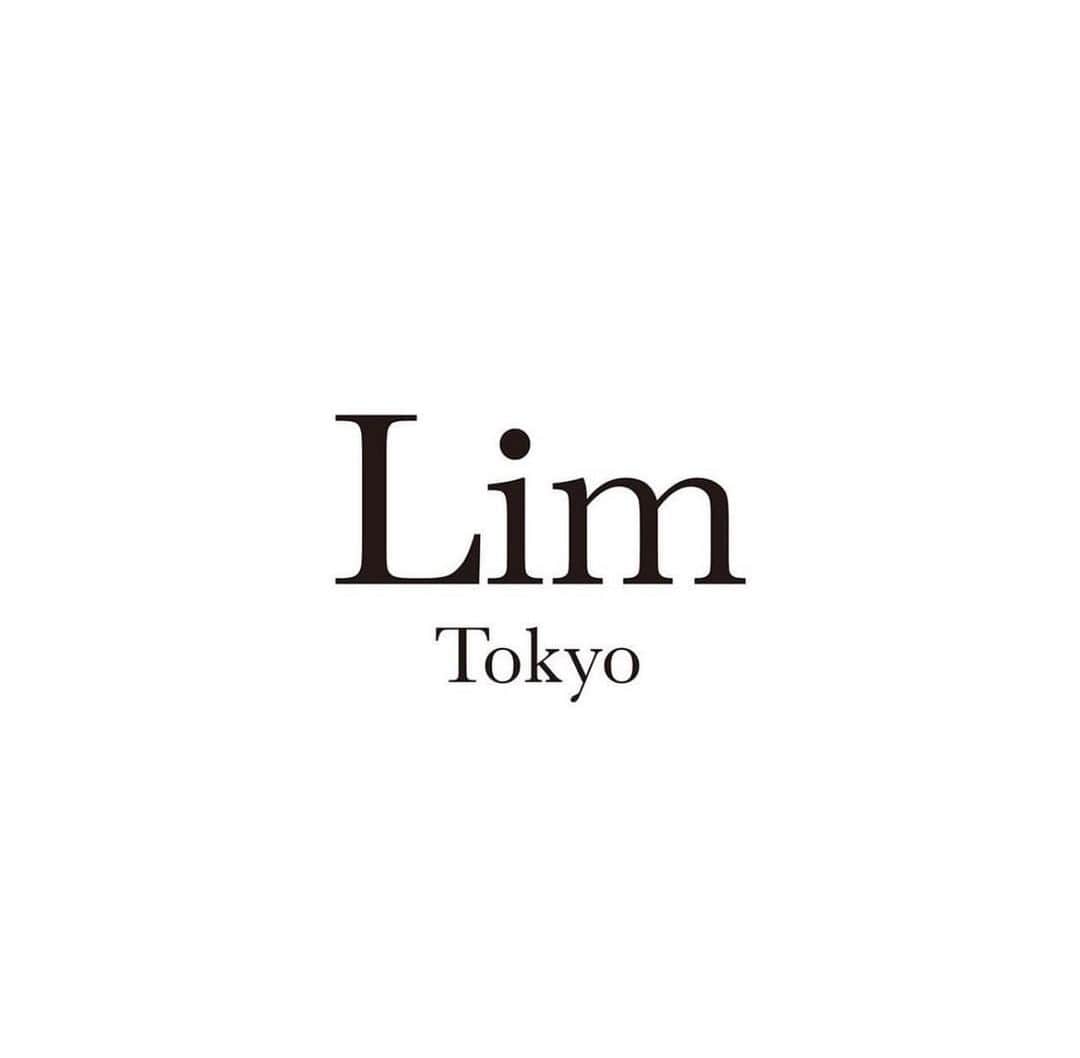 馬詰まほのインスタグラム：「みなさまにご報告があります。  今年の7月で二年目を迎える予定だった みなさんにたくさん愛されていた Lim Tokyoのディレクターを卒業することとなりました。  20歳からずっと関わってきた ファッション、アパレル業界。  ファッションの専門学校を卒業して、セレクトショップを立ち上げ、自身で一からブランドを立ち上げ、ひとつの会社から声をかけてもらってLim Tokyoを立ち上げ、この10年間この業界で生きてきてたくさんの学びや、経験、出会い、数え切れません。本当に色々と振り返るといろんなことがありすぎて、語り出すと止まらないほどです。  ここまでこの仕事を続けてこれたのも、一緒に頑張ってくれた仲間と、応援してくれてわたしと同じようにブランドを愛してくださった皆様のおかげです。 本当に感謝の気持ちでいっぱいです。 心の底からありがとうございました。  ブランド自体は5月いっぱいまで続いていく予定なので 引き続きLim  Tokyoの応援のほどよろしくお願い致します！  今年で30になる前に いい意味で0からのスタートになります☺︎ まだまだしてみたいことがたくさん 新しいことを、新しい発見を求めて また一からスタートしたいと思います！ 不安もあるけど 今はワクワクと楽しみな気持ちで溢れてます♡  これからは今まで以上に自分らしく いろんなことをみんなに発信していけるように ずっとしたかったコミュニティーも 本格的に動かしていきます。 これについてはまた想いも含めて 改めて発信させてください( ◠‿◠ ) （今日の夜インスタライブする予定です🗓️）  長くなりましたが、これからもどうぞよろしくお願い致します♡」