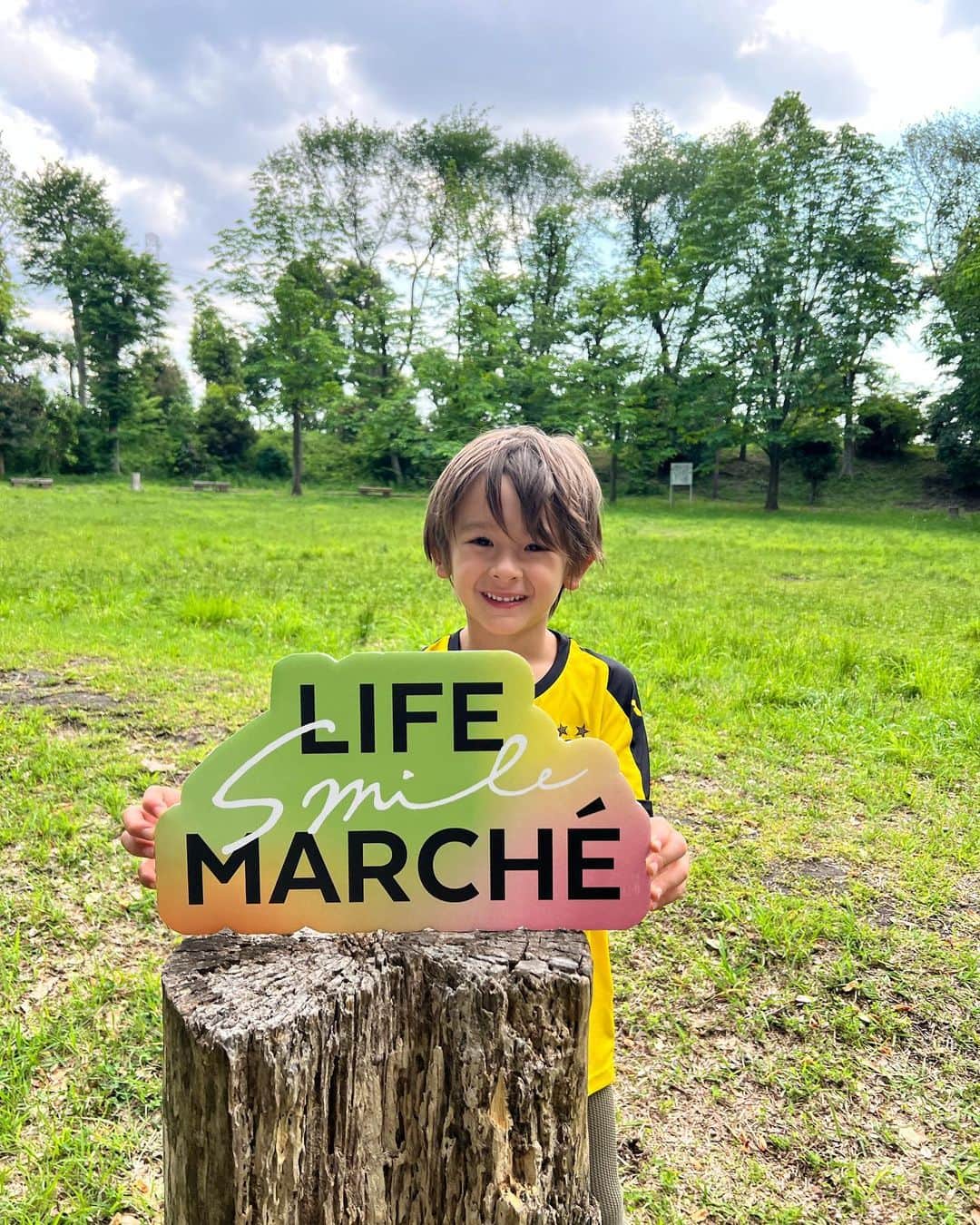 大桑マイミのインスタグラム：「明日は　@lifesmilemarche 🤍 です。　雨になりそうですが、 屋根の下🤲ご安心ください。 素敵な出店者様とお待ちしております☝️ 日程	2023/05/13(土) 〜 14(日) 時間	11:00～18:00 場所	1階　 東急武蔵小杉口 横 屋外スペース」