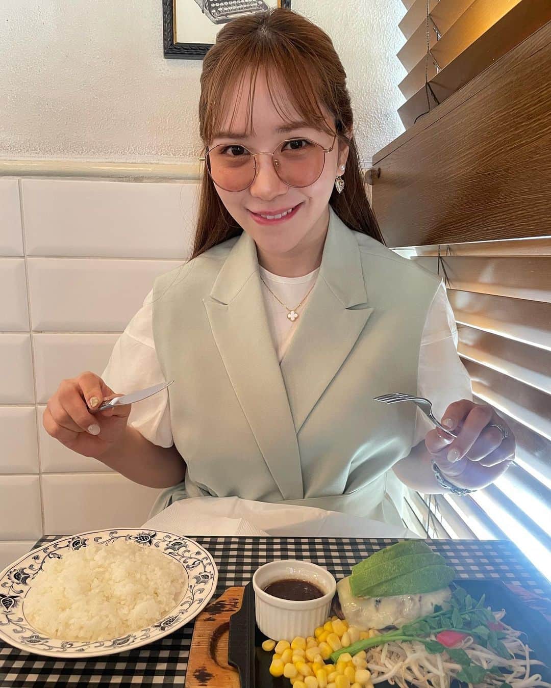 河西智美のインスタグラム：「少し前、銀座で家族とお買い物をした後にサクッとランチした時の🍽️📷  お店の中までベビーカーも入れさせて頂けたので、娘ちゃんのお昼寝中にペロリ😋💕  ワンオペの日は夕飯までなんだかんだで何も食べないことが多いのですが、パパがいる日はちゃんとお腹空くんだよなぁ😋不思議！！  ワンオペダイエットのおかげで 自然と(!?)妊娠前の体重まで戻りました😌✨  ベスト体重まであと3キロくらいは落としたいな✨ 無理はせずゆっくり落としていきます😌✨」
