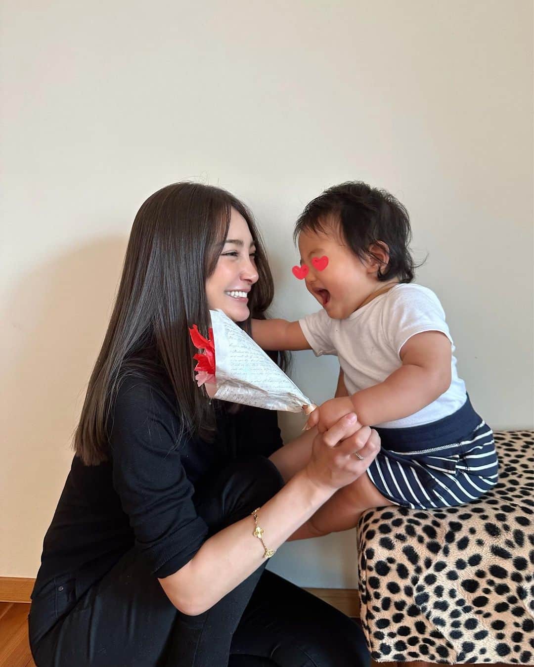 里海のインスタグラム：「#母の日 #mothersday 💐 私の初めての日！ 少し早めに息子と夫から お花をもらいました❤️❤️❤️ 息子はお花をシッターさんと 手作りしてくれました❤️❤️❤️ 初めての贈り物❤️❤️❤️ 一生大事にします！！！  我が家のメンズは女性にお花を 贈れる素敵なメンズ達です🥰  幸せ❤️  #生後7ヶ月　#firstmothersday」
