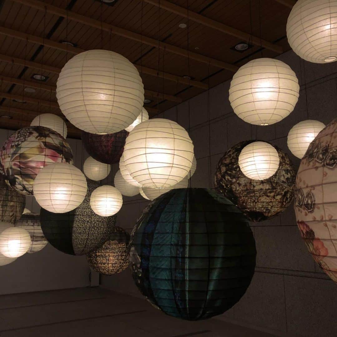 西山由のインスタグラム：「Souvenir de voyage à Tokyo : Les lumières dans la salle de Dior.」