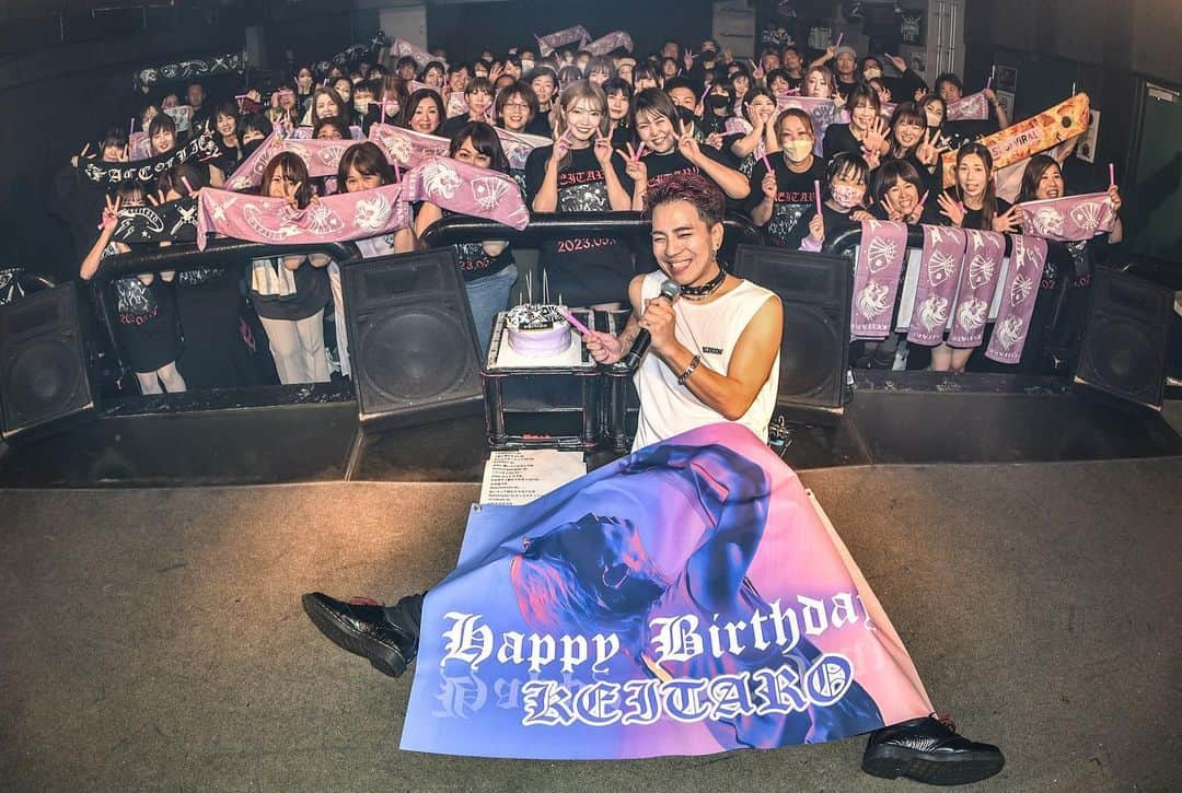 敬太郎さんのインスタグラム写真 - (敬太郎Instagram)「改めて生誕ワンマンありがとうございました！！  声出し解禁&マスクオフ  バイタリティのぶつかり合うライブが尊かったです。  この日の皆さんの声援と眼差し、笑顔、涙を受けて改めて思いました。  「こんな時代に歌えているのだからそれで良い」  そんな想いからはもう卒業します。  また挑戦するけいたろうの姿を皆さん見てもらいたい。  今の僕ならそれを楽しみながら、皆さんの力を素直に借りながら出来ると思うのです。  もう一度ここから始めたい。  地元町田から全国へ発信して行きたいのです。  ファンの皆様、アーティスト仲間の皆様、関係者の皆様、後輩、友人、家族の皆様  これからもたくさん力を借りてしまうと思いますが、  「この男になら」  そう思ってもらえる在り方を貫いて目標を一緒に叶えさせてください。  今年は色々発表出来るように頑張ります。  皆さんの一つの希望となれる様に。  この命を燃やして行きます！！  36歳、まだまだ青い！！  挑戦だ！！！  いつも応援してくれて、側にいてくれて、気にしてくれて本当にありがとうございます！！！🦁  2023/5/7 セットリスト  新SE  It’s Time To Roar 1歌いたい 2 承認欲求 3 脳が濡れる 4 ショウネンナイフ 5 JAM 6 LOCO ROCK 7 スパダリ 8 世界で1番のワルモノ 9 monster 10 every 11 Life 12 Revival Song 13 iCE 14 ANTHEM 15 ONE SHOT  16 LAST DANCE 17 アレス 18 Wonderful World 19 オヒトリサマ 20 Squall」5月12日 20時10分 - keitaro_bnv_0507