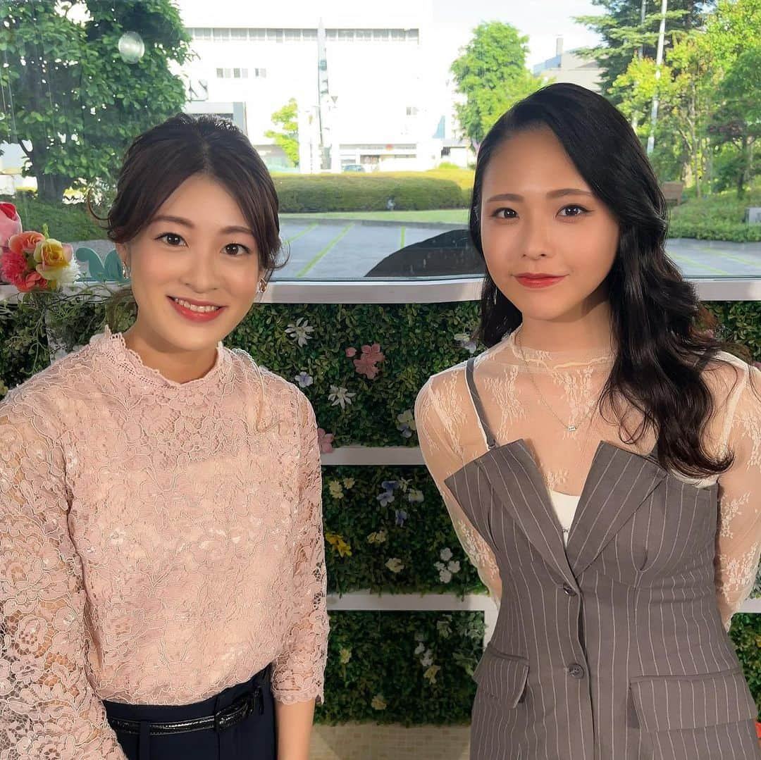 小宮山瑞季のインスタグラム：「以前密着取材をさせていただきました 実業家であり、歌手の武藤千春さん☺️💓  なんと！きょうから、 ふるさとライブのファミリーに🎈🌈 初出演ということで、番組終了後に 会いに行きました～☺️🍀✨ 久しぶりにお会いできてとても嬉しくて ちょっと緊張しちゃいました。笑  1つのお仕事での繋がりがさらに繋がって 多方面で関わることが出来て とても嬉しく思います😎✨ 武藤さんの取り組みも多くの方に 知っていただけたら嬉しいです！！  18日も出演されるそうです！ ご注目ください✌💫  以前取材させていただいた記事は、 インターネットで検索していただくと ご覧いただけます！ https://www.fnn.jp/articles/-/367293?display=full   #ふるさとライブ  #実業家  #歌手  #武藤千春  #小諸市  #農ライフアンバサダー  #農ライフ  #komoro  #農業  #ファミリー  #初登場  #衣装  #かわいすぎる  #2拠点生活  #かっこいい  #自分らしく  #生きたい  #次の出演  #楽しにしています  #みんなの信州  #長野放送  #アナウンサー  #小宮山瑞季」