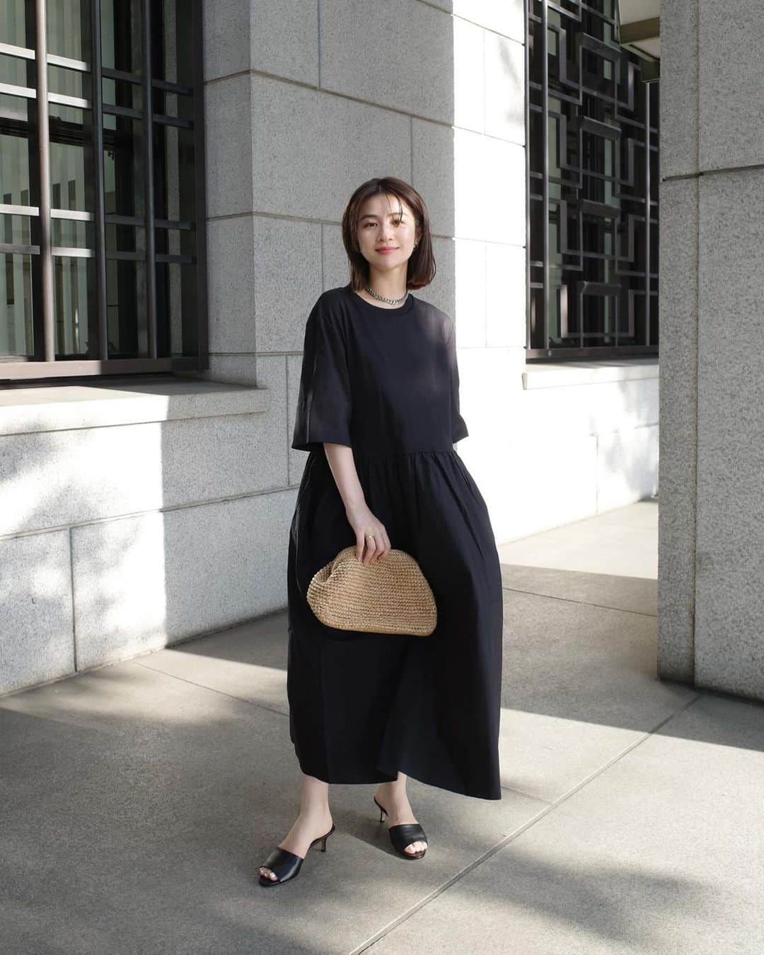 のインスタグラム：「summer style.  ミディ丈のTシャツワンピースの日。  上はコットン100%のジャージー素材、 ふわりとしたスカートはポプリン生地で 軽やかな着心地がお気に入り。  エレガントなレザーミュールは どんなスタイルにもマッチするので重宝します。 シーズンムードが高まるラフィア素材の クラッチバッグは収納力もあり使いやすい◎  ワンピース/165cm M  シューズ/24.5cm 39  @cosstores_jp  #cosstores #COSbyyou #cosjapan #cosstorerad #春ワンピ #シンプルコーデ」