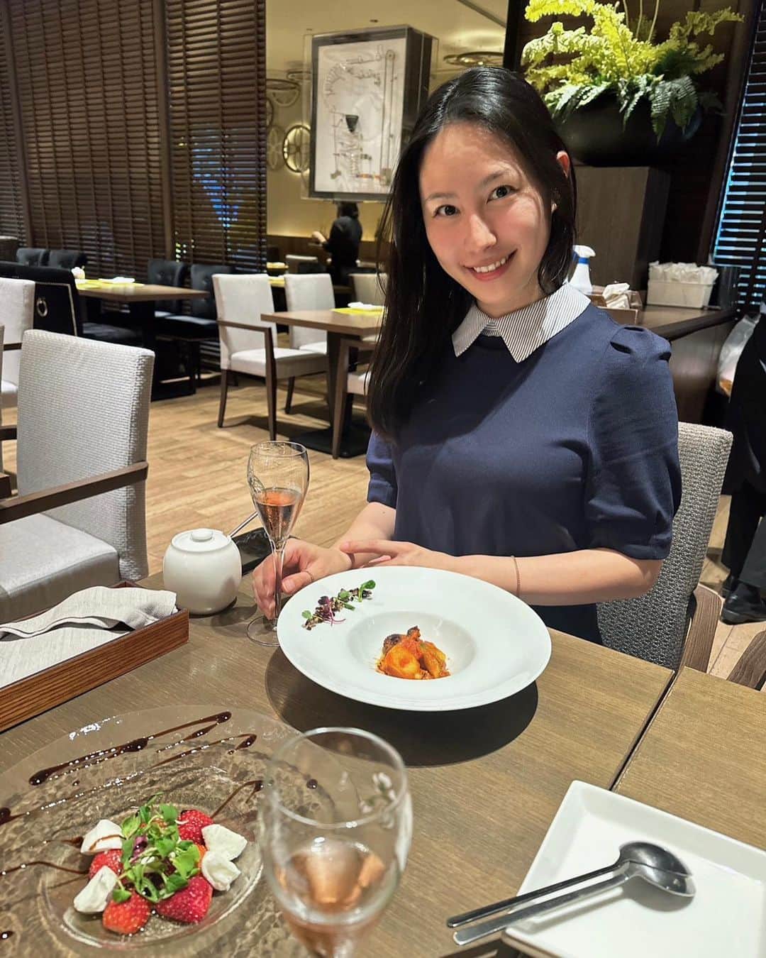 里彩のインスタグラム：「大好きな子のお誕生日をお祝いしました🤭💖 プレゼントを選ぶ時間とか、どこのレストランにしようかな〜☺️て考える時間とか 好きな人の喜ぶ姿考えるとわくわくするよね🥺！ そう思える人がいることが幸せだな〜🥰 おばあちゃんになってもお祝いし続けていたいね🥂  私は主役じゃないけど、可愛く撮ってもらったのでアップしちゃう📸💖  #ディナー #ディナーデート #表参道ディナー #zelkova #omotesando #bff  #👭」