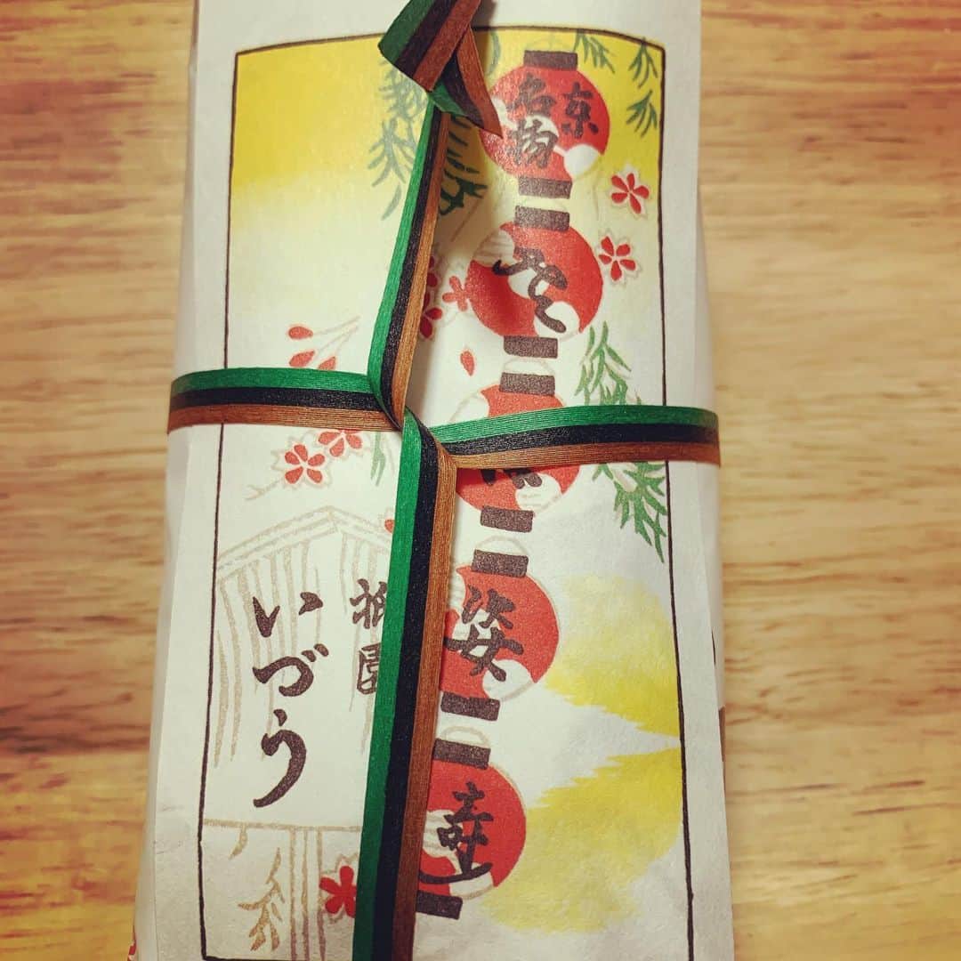 加藤千恵さんのインスタグラム写真 - (加藤千恵Instagram)「いつかの鯖寿司。友だちからの手土産。「これ、いづうってところの……」「いづうの鯖寿司ー！！　大好き！！　ありがとう！！」ありがたくいただきました。」5月12日 20時19分 - katochie1110