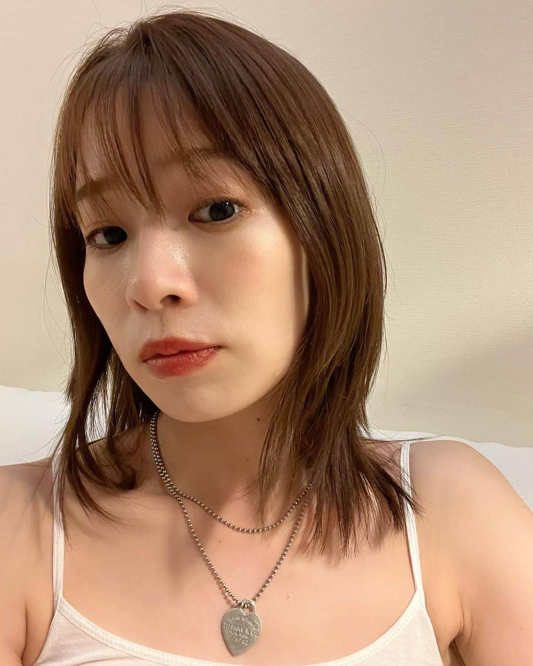 石井亜美さんのインスタグラム写真 - (石井亜美Instagram)「✂️  New hairstyle inspired by @vicdeangelis 🫶  前髪を以前よりも少し厚めにして、 ほんのりウルフっぽくして頂きました！  いつもお世話になっているENISHIの大野さんカット。 @enishiohno   @maneskinofficial のベーシストVictoriaが好きで、 写真を見せて「こんなイメージにしてください🙈」 て言いました。照  カラーは、前回染めたところから伸びた分だけリタッチしただけなのですが、いつも「透明感があるブラウンで、、」みたいにザックリ伝えていて、あとはほぼお任せです。  何がすごいって、 かきあげても髪型が決まること！！ (動画参照)  あといつも「かっこよくしてください」 って言っております😂🙏  #hairstyle #ヘアカット#ミディアムヘア #ヘアスタイル #ウルフカット #ウルフカット女子」5月12日 20時20分 - ami_ishii_