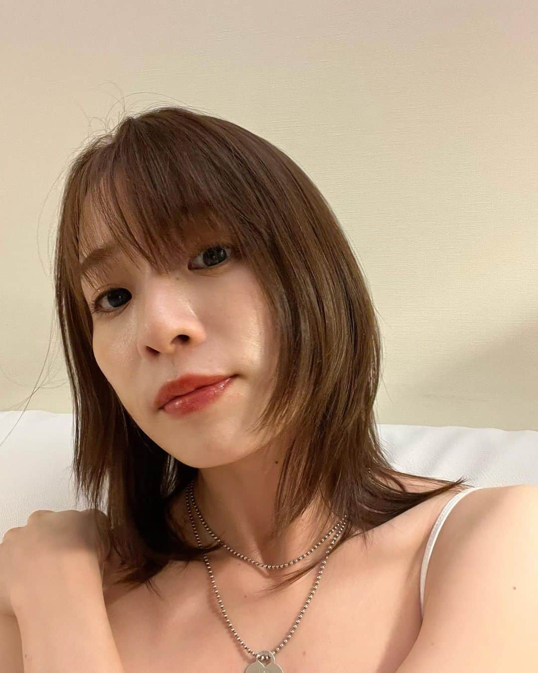 石井亜美さんのインスタグラム写真 - (石井亜美Instagram)「✂️  New hairstyle inspired by @vicdeangelis 🫶  前髪を以前よりも少し厚めにして、 ほんのりウルフっぽくして頂きました！  いつもお世話になっているENISHIの大野さんカット。 @enishiohno   @maneskinofficial のベーシストVictoriaが好きで、 写真を見せて「こんなイメージにしてください🙈」 て言いました。照  カラーは、前回染めたところから伸びた分だけリタッチしただけなのですが、いつも「透明感があるブラウンで、、」みたいにザックリ伝えていて、あとはほぼお任せです。  何がすごいって、 かきあげても髪型が決まること！！ (動画参照)  あといつも「かっこよくしてください」 って言っております😂🙏  #hairstyle #ヘアカット#ミディアムヘア #ヘアスタイル #ウルフカット #ウルフカット女子」5月12日 20時20分 - ami_ishii_