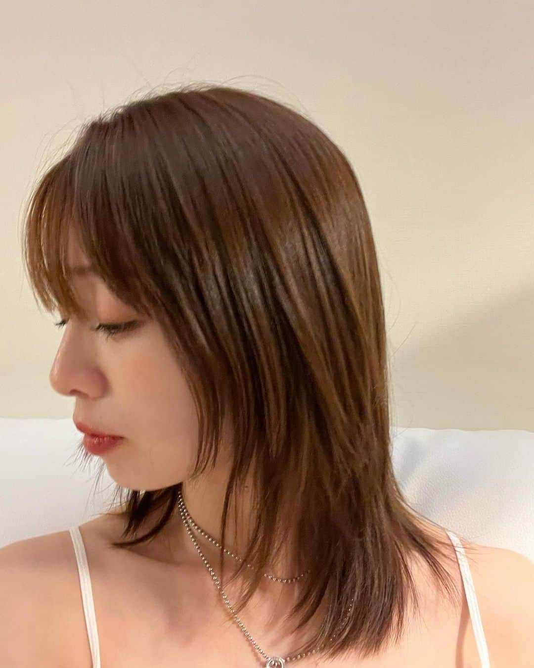 石井亜美さんのインスタグラム写真 - (石井亜美Instagram)「✂️  New hairstyle inspired by @vicdeangelis 🫶  前髪を以前よりも少し厚めにして、 ほんのりウルフっぽくして頂きました！  いつもお世話になっているENISHIの大野さんカット。 @enishiohno   @maneskinofficial のベーシストVictoriaが好きで、 写真を見せて「こんなイメージにしてください🙈」 て言いました。照  カラーは、前回染めたところから伸びた分だけリタッチしただけなのですが、いつも「透明感があるブラウンで、、」みたいにザックリ伝えていて、あとはほぼお任せです。  何がすごいって、 かきあげても髪型が決まること！！ (動画参照)  あといつも「かっこよくしてください」 って言っております😂🙏  #hairstyle #ヘアカット#ミディアムヘア #ヘアスタイル #ウルフカット #ウルフカット女子」5月12日 20時20分 - ami_ishii_