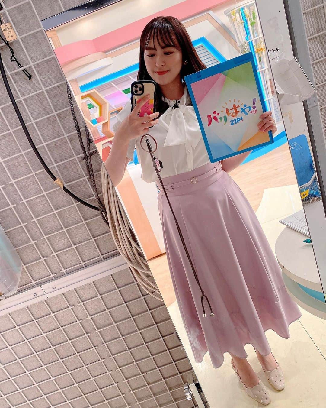 坂口理子さんのインスタグラム写真 - (坂口理子Instagram)「夏らしい衣装になってきました☺︎  特に今日の衣装(白シャツにピンクのロングスカート)は @swingle_official という所なのですが 前から好きでずっと見ていたので お衣装で色んなお洋服が着られるのもすごく嬉しいです！  バリはやッ!ZIP!今週も ありがとうございました(^^)🌈  Instagramのコメントも 皆さんいつもありがとうございます😭！  木曜日、金曜日、と大好きなホークス情報を お届けする事ができて 本当に嬉しい限りでございます。  スポーツ読みももっと上手になりたーーい！ 研究します🫡  #ばりはやzip #fbs」5月12日 20時26分 - ricopi__hkt48
