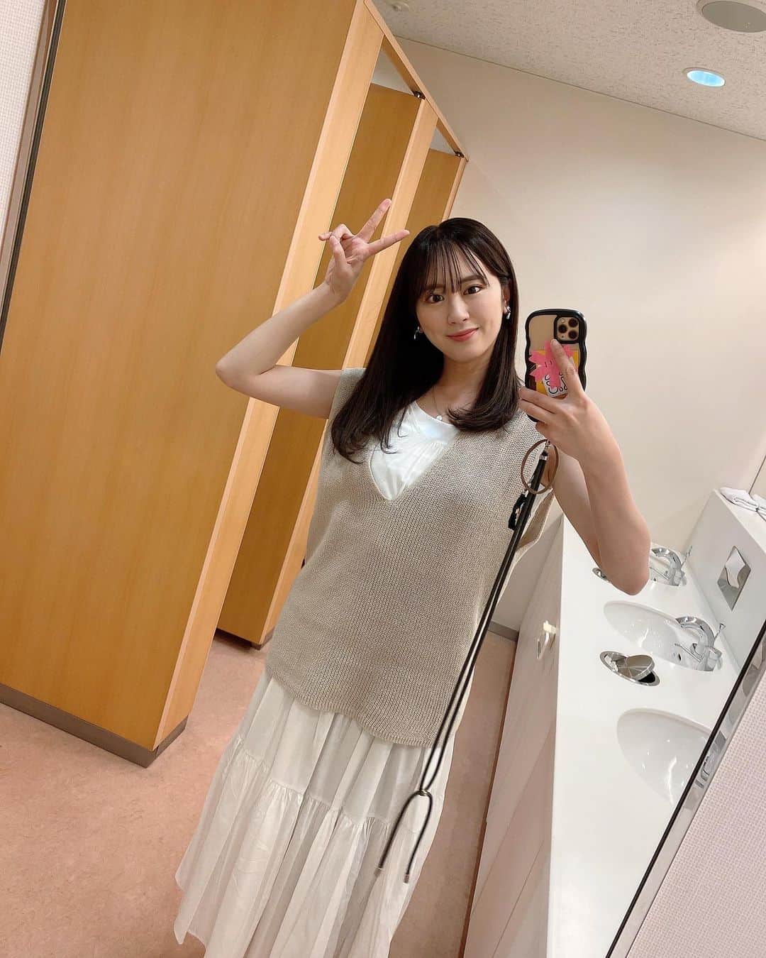 坂口理子さんのインスタグラム写真 - (坂口理子Instagram)「夏らしい衣装になってきました☺︎  特に今日の衣装(白シャツにピンクのロングスカート)は @swingle_official という所なのですが 前から好きでずっと見ていたので お衣装で色んなお洋服が着られるのもすごく嬉しいです！  バリはやッ!ZIP!今週も ありがとうございました(^^)🌈  Instagramのコメントも 皆さんいつもありがとうございます😭！  木曜日、金曜日、と大好きなホークス情報を お届けする事ができて 本当に嬉しい限りでございます。  スポーツ読みももっと上手になりたーーい！ 研究します🫡  #ばりはやzip #fbs」5月12日 20時26分 - ricopi__hkt48