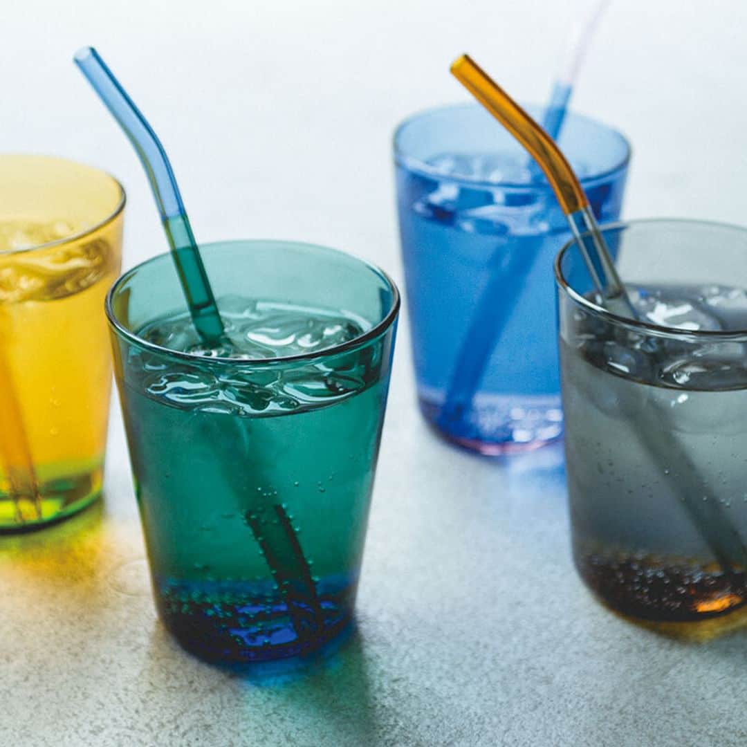 のインスタグラム：「2トーンがテーブルに映える✨ amabroのドリンクウェア🍹  －－－－－－－－－  気温があたたかくなり、 「グラス」の出番が多くなってきましたね。  今日はおうち時間も気分が上がる 見た目も楽しいドリンクウェアをご紹介💙  2色の耐熱ガラスを組み合わせた amabroのTWO TONE GLASS シリーズに、 3アイテムが仲間入りしました！🎉  日常使いの定番タンブラーは、 ボディカラーと差し色のボトムカラーのバランスが なんとも上品でスタイリッシュ。  タンブラーとセットで使いたいストローは、 ガラスのもつ上質で繊細な雰囲気と ポップなバイカラーの組み合わせが印象的です♪ 持ち運びも便利なケース付きで ストローのお掃除用ブラシもついていますよ👀！  喫茶店やレストランなどで馴染み深いフォルムの スタッキングカップは、 バイカラーが懐かしくもあり、新しい…💕！  一点一点、手作業でつくられているので わずかな厚みの違いやグラスの揺らぎなどから 作り手の温もりを感じて愛着が湧きますね☺  ぜひ毎日のドリンクタイムに カラーのコンビネーションを楽しんでみてください✨  －－－－－－－－－  amabro｜TWO TONE スタッキング タンブラー・カップ https://kinarino-mall.jp/item-117120  －－－－－－－－－  ▶画像をタップすると詳細情報をご覧いただけます。  ▶プロフィールの「インスタ掲載」ボタンから、ご紹介 商品をまとめてご覧いただけます。→@kinarino_official  ▶キナリノアプリでも販売中！ 「お買いもの」→「インスタグラム掲載アイテム」 　 ※ダウンロードはプロフィールリンクから→ @kinarino_official  #キナリノモール #キナリノ #丁寧な暮らし #暮らし #ハウスグラム #グラス #ガラス #タンブラー #カップ #ストロー #コップ #ドリンクウェア #食器 #耐熱ガラス #マイストロー #ガラスストロー #食卓 #テーブルコーディネート  #おうちカフェ #お家カフェ #インテリア #amabro #TWOTONE #table #kitchen #glass #cafe #simple #instagood」