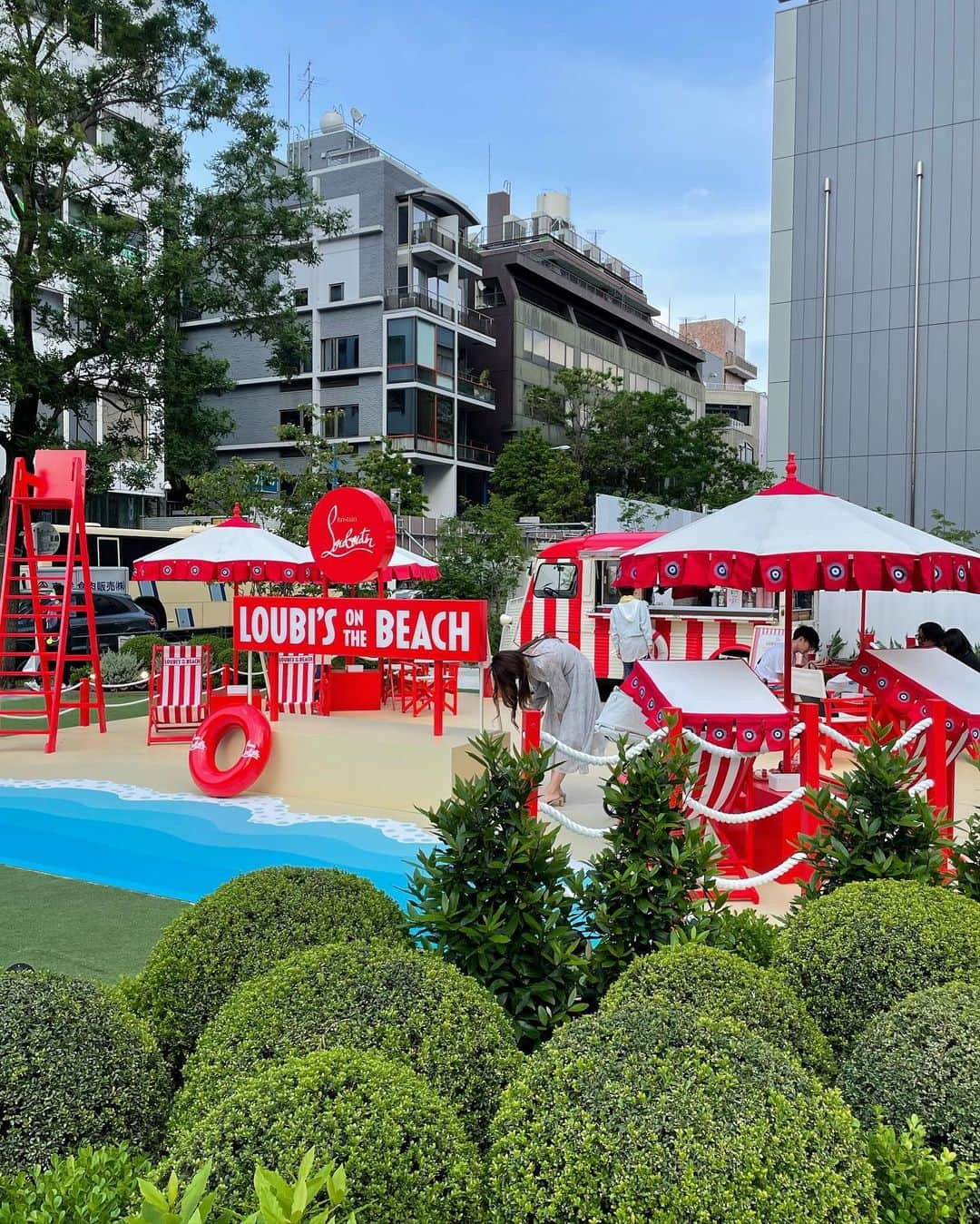 まゆぴちゅーさんのインスタグラム写真 - (まゆぴちゅーInstagram)「LOUBI'S ON THE BEACH🏝❤️🤍  表参道駅のA5出口からすぐのところに 期間限定でできたルブタンのポップアップ が可愛すぎた〜\( ˆoˆ )/🌺❤︎❤︎  一足お先に夏気分を味わえたよ🌻🛟  ワゴンで可愛いフードやドリンクも頼めるよ🥤⭐️  ただお値段は普通のカフェの1.5倍はしたけど…笑 めちゃくちゃ可愛くて映えました🌞🌴🌺  サンダルやバッグも販売してて、 まじ可愛すぎて思わず買ってしもた…🙊w  期間限定で、 5/3〜5/27までだからぜひ行ってみてね🫶🏻！  📍東京都港区南青山5-1-1 ⏰11:30〜20:00 . . お洋服は @darich_official の サマーツイードセットアップ🌻🤍 一目惚れして買ったやつ❤︎きゃわ〜🥹 . . . #ルブタン #ルブタンポップアップ #loubisonthebeach #louboutin #christianlouboutin #クリスチャンルブタン #表参道カフェ #映えスポット #セットアップコーデ #夏コーデ #白コーデ #darich #darichコーデ」5月12日 20時22分 - mayu_03pichu