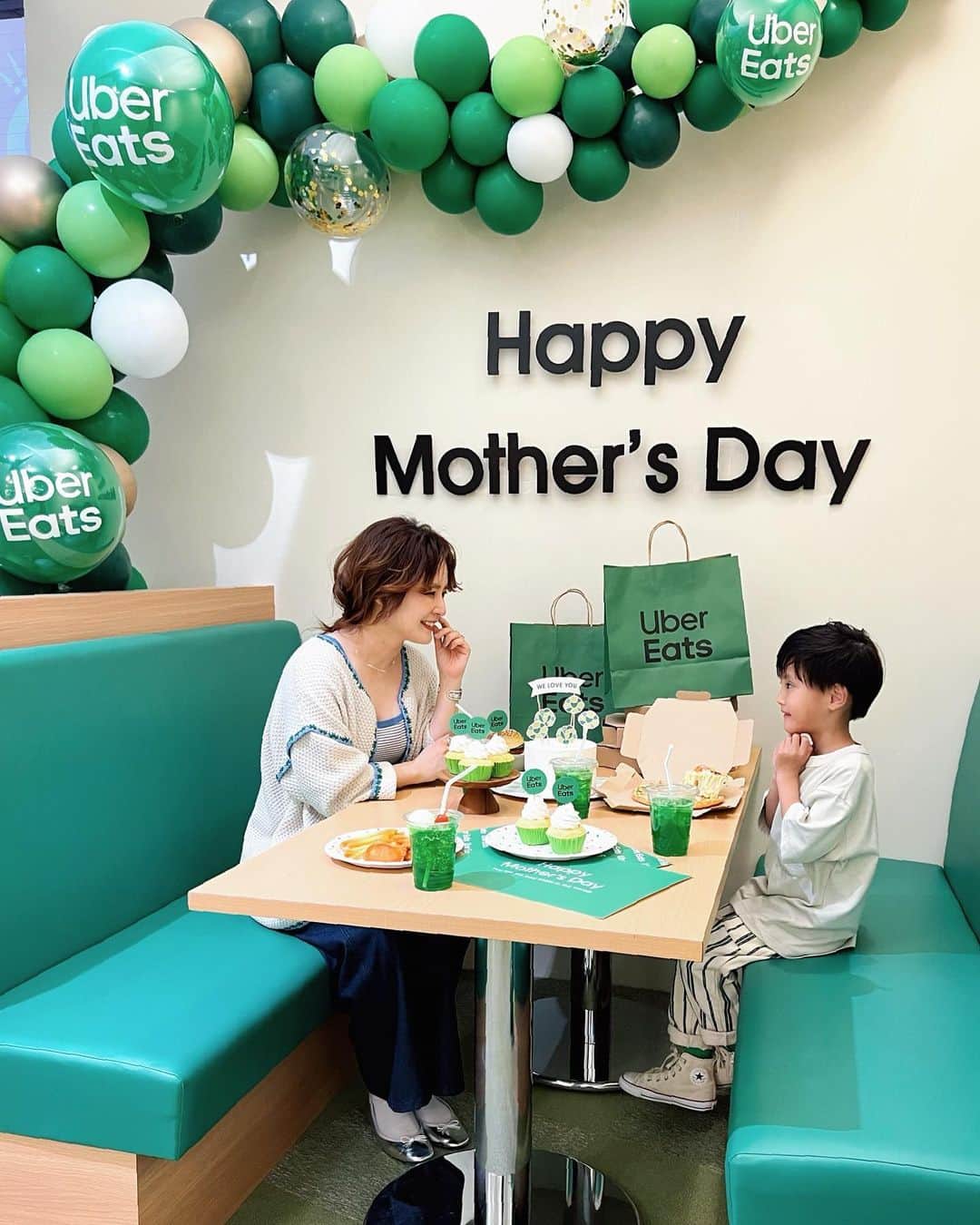のインスタグラム：「… 今日は習い事終わりにイベントへ💚 ワーママの強い味方、あの【Uber Eats(@ubereats_japan )】の期間限定イベント『Uber Eats ファミレス』に行ってきました！ ∵ 「世の中のお母さんの支えになりたい」そんな思いから、母の日に合わせた本日5/12(金)から5/14(日)までの期間限定で、Uber Eats初となる日本のファミリーレストランを進化させた「Uber Eats ファミレス」をオープンしたそうです！  イベント会場近くの店舗の食事、デザートはもちろん、お花などのギフトまで注文できるそうです！  しかもなんと来場者限定で、当日会場内からの注文に使える、最大 2,000 円分のクーポンを、一組につき 1 枚プレゼントしてくれるそう！ ∵ 会場はとっても過ごしやすくて、キッズスペースやぬり絵もあって、家族のこと考えられてるなぁって感じでした♡息子はあつあつのラーメンが食べられて満足そうでした👦私も思い出の味のラーメンが食べられてとっても幸せでした♡ ∵ 毎日忙しいから、母の日はちょっとだけ楽をして家族みんなで、笑顔でご飯を食べられたら幸せですよね♡休みの日くらい楽させてくれたら、また明日から家族のために頑張ろうって思えるので、とても素敵なキャンペーンだなぁと思いました💚 ∵ この週末は「Uber Eats ファミレス」を利用して、ぜひご家族との大切な時間を満喫してみてください💚 ∵ ◆イベント会場 〒150-0001  東京都渋谷区神宮前6丁目4­1  原宿八角館 1F   ◆営業時間 朝 11 時〜夜 22 時まで(ラストオーダー20 時) ∵ ∵ #UberEats #ubereatsファミレス  #ubereatsで母の日を祝おう #母の日 #pr」