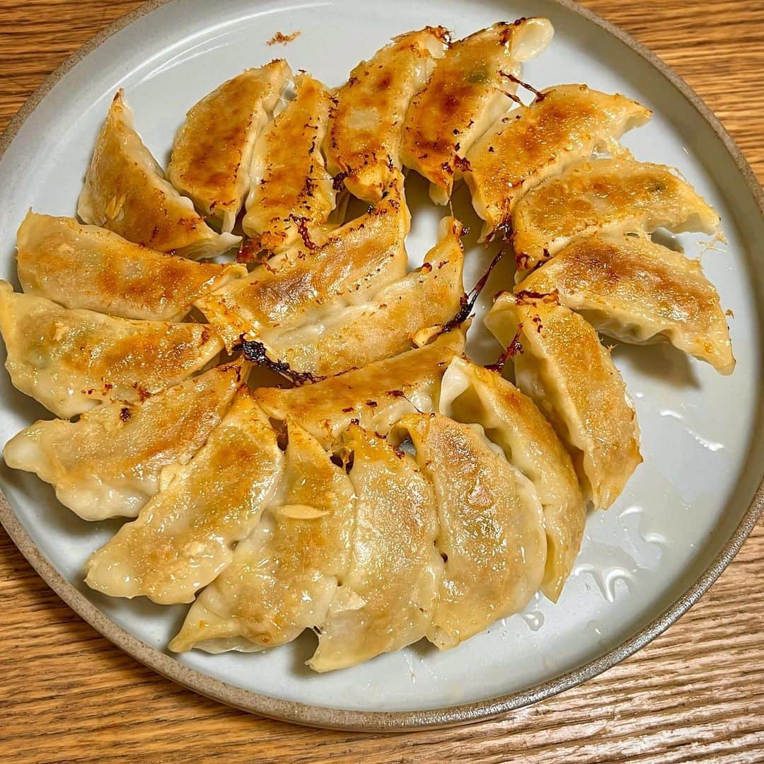 竹井亮介のインスタグラム：「2023年5月12日。 焼き餃子 と ネギとたまごの中華風スープ。  冷凍の餃子を焼きました。簡単でありがたい！ #とっつぁん料理」