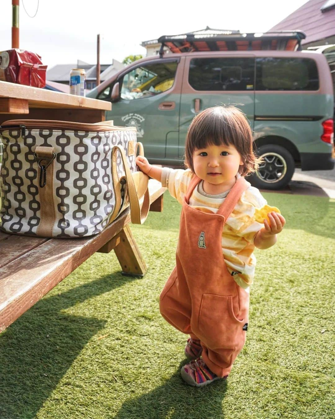 芳美リンさんのインスタグラム写真 - (芳美リンInstagram)「🗾葉山/神奈　Hayama/Kanagawa  ㊗ラナちゃん車中泊デビュー！  Carstayで、予約して、 スターフォレストキャンプ葉山さんへ♪🚗  ここは、一度撮影で行ったことがあり、 ラナちゃんの車中泊デビューはここにしよう！と決めていました。  車中泊デビューをここにした理由は。  ①近場🚗 何かあったらすぐ帰宅できる距離感にしました。  ②キャンプができる🏕 タープやテント、焚き火ok（時間指定有）💮  ③遊べるスペース 広々人口芝生と、ヤギさんエリアに大喜びでした。  ⚠子連れで気をつけたい点 ※車道への飛び出し注意 ラナちゃんはまだママにベッタリちゃんですが、 走れるくらいのお子様はより注意が必要そうです。  😅大変だった点 夕方から大雨で、テント&車にひきこもらけてはいけなくなり、 延々と同じ絵本を読む羽目に。 もっとおもちゃ持っていけば良かったかな。  でも、夜寝かしつけは、自宅よりはスムーズで、 朝まで寝てくれたので、デビュー戦としては、大成功ではないでしょうか！  今度は、温泉施設併設のところにも行ってみたいな。  Carstayでは、エリア検索して、車中泊スポットが見つけられます。 シャワー、AC電源、温泉の有無、テントや焚き火可かなども分かりやすいので、 用途に合わせて探せて便利です♪  ぜひお試し下さい♡  1000円OFFクーポン↓ PARM_2023_LYNN  良かったらお使い下さい(*^^*)  pr @carstay_vanlifejapan @starforestcamp_hayama #Carstay #バンタメ#カーステイ #Carstay公式アンバサダー #トイっぷ号 #キャンパーバン#バンライフ #nv200#日産nv200 #日産バネット#バネット#nv200camperuvan #キャプテンスタッグ#captainstag #スターフォレストキャンプ葉山 #ラナちゃんはじめてシリーズ #車中泊デビュー#車中泊#rvパーク#葉山キャンプ」5月12日 20時27分 - lynn.lynn5