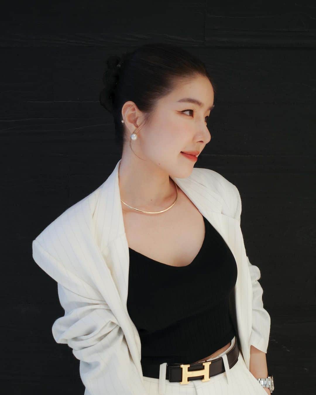 GYEON SEOのインスタグラム：「_* 수트 좋앙 🖤 . . @aimerwoman  #gomdorishotz」