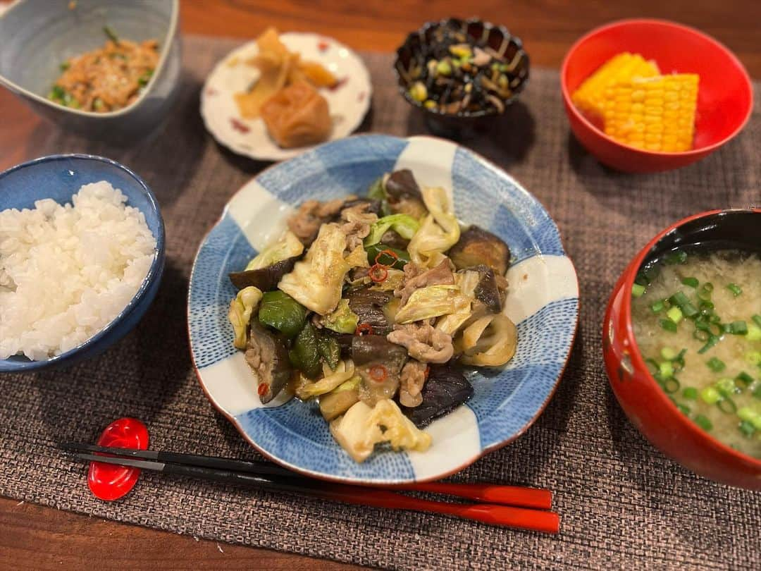 月央和沙さんのインスタグラム写真 - (月央和沙Instagram)「うちの晩ごはん✨  #豚肉と茄子とピーマンキャベツの味噌炒め #とうもろこし #豆とひじきのサラダ #納豆 #お漬物 #大根のお味噌汁」5月12日 20時29分 - kazusa_tsukio