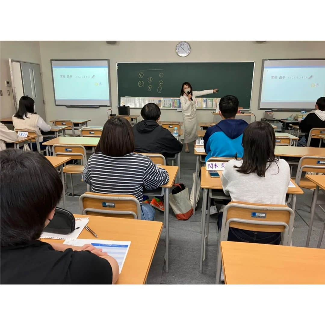 常世晶子さんのインスタグラム写真 - (常世晶子Instagram)「今日は、国立大学の上越教育大学の教育学部2、3年生に、「アナウンス発声基礎～伝える声と印象について考える～」をタイトルに90分授業を行って来ました。  自己紹介から、声を出す仕組み、発声の注意点、挨拶の印象など、ポイントを説明しながら一緒に声を出してもらいました。  子ども～大人まで、様々な年齢の方を対象に授業をすることで、毎回発見があり学びがあると感じています。受講した学生さん達にとっても、学びの多い授業であったことを願っています😊💓ぜひ、将来先生になった時に活かしてくださいね！  前日の懇親会に同席してくれたゼミ生の皆様ともお話をさせていただき、とても楽しかったです🎵  お招きくださった上越教育大学 大学院学校教育研究科の片桐史裕教授、ありがとうございました✨✨  また、長野からかけつけてくれたEACO プロジェクトメンバーで清泉女学院短期大学 非常勤講師の草田道代さん、たくさんお話できて良かったですー！またの機会にも🙆‍♀️💕  #上越教育大学 #教育学部  #上越妙高 #高田  #アナウンス発声 #授業  #一般社団法人アナウンス発声協会 #EACO #こどもアナウンス発声協会 #代表  #フリーアナウンサー #常世晶子」5月12日 20時29分 - tokoyo_shoko