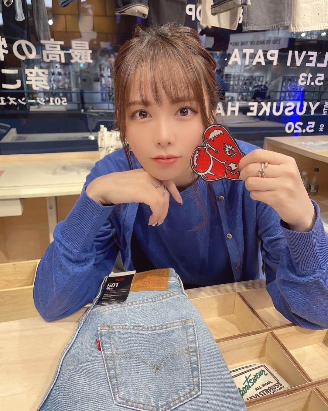 西村歩乃果のインスタグラム：「👖Levi’s 150 周年イベントに一足先に行ってきたよ！ 可愛いワッペンが沢山あってデニムカスタムした〜🥳 5/13 から 5/28 までの間501®150 周年を記念したイベントが リーバイス®原宿フラッグシップストアで開催されるそうです！ ぜひ行ってみてね☺️  #501_150周年#PR  @Levis_Japan」
