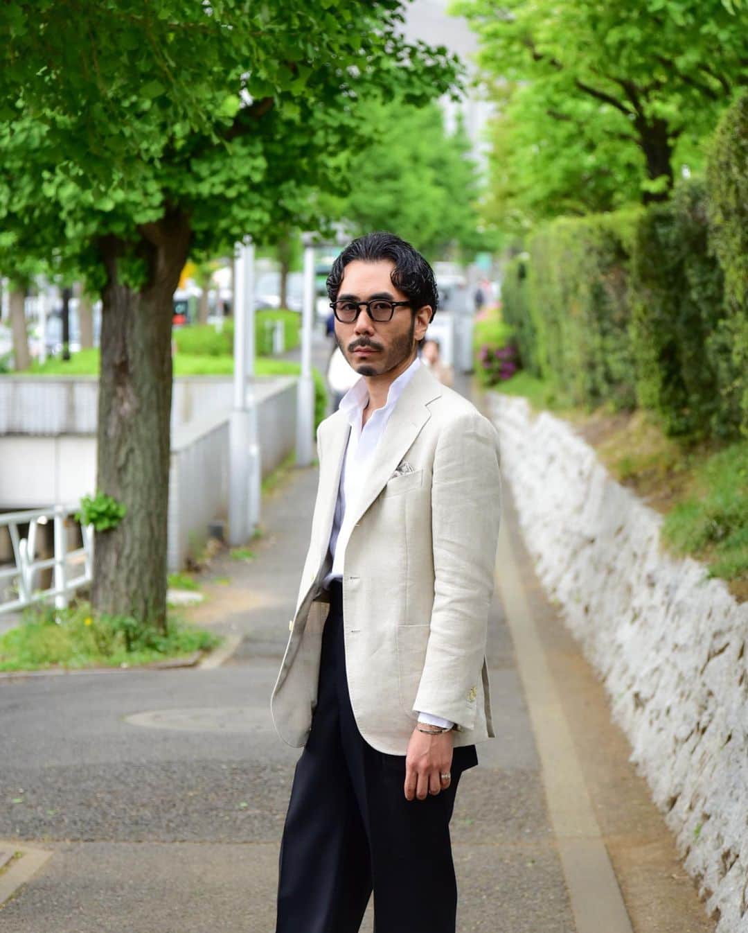 福島雄介さんのインスタグラム写真 - (福島雄介Instagram)「. . Linen shirt and linen jacket.  The colors and materials are early summer outfits... . . リネンのシャツにリネンのジャケット。 リネンものを少しずつ。 @massimo.daugusto の別注シャツはこの夏重宝しそうです。 . .  Glasses- @jacquesmariemage  Jacket- @ring_jacket Shirt- @massimo.daugusto  Pants- @tangent.clothing_official  Shoes- @baudoinlange  Acc- @hermes @givenchy @adawat_n_tuareg  . . #mensfashion #jacket #bespoke #dress #shirt #military #casual #ootdmen #menswear #jacketstyle #jewelry #glasses #menstyle #ootdfashion #mensclothing #ootd #vintagejewelry」5月12日 20時32分 - yusuke_tiamo_fukushima