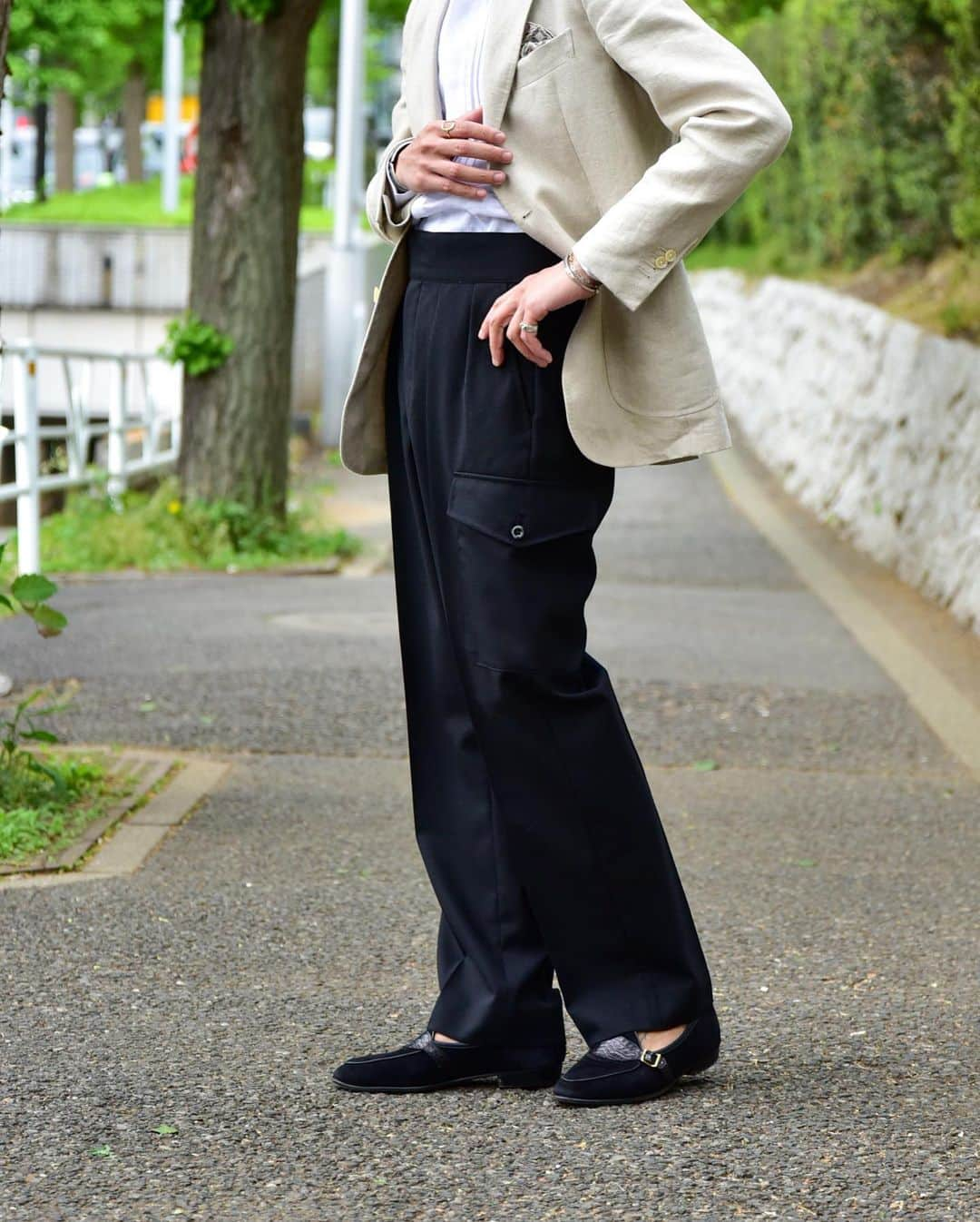 福島雄介さんのインスタグラム写真 - (福島雄介Instagram)「. . Linen shirt and linen jacket.  The colors and materials are early summer outfits... . . リネンのシャツにリネンのジャケット。 リネンものを少しずつ。 @massimo.daugusto の別注シャツはこの夏重宝しそうです。 . .  Glasses- @jacquesmariemage  Jacket- @ring_jacket Shirt- @massimo.daugusto  Pants- @tangent.clothing_official  Shoes- @baudoinlange  Acc- @hermes @givenchy @adawat_n_tuareg  . . #mensfashion #jacket #bespoke #dress #shirt #military #casual #ootdmen #menswear #jacketstyle #jewelry #glasses #menstyle #ootdfashion #mensclothing #ootd #vintagejewelry」5月12日 20時32分 - yusuke_tiamo_fukushima