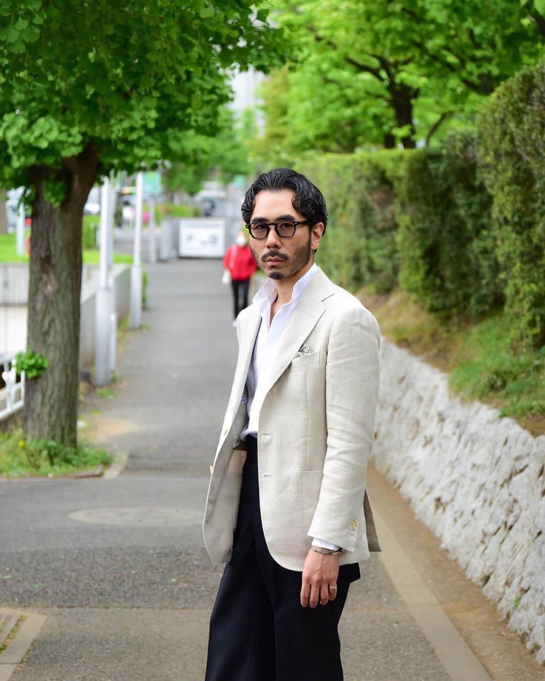 福島雄介さんのインスタグラム写真 - (福島雄介Instagram)「. . Linen shirt and linen jacket.  The colors and materials are early summer outfits... . . リネンのシャツにリネンのジャケット。 リネンものを少しずつ。 @massimo.daugusto の別注シャツはこの夏重宝しそうです。 . .  Glasses- @jacquesmariemage  Jacket- @ring_jacket Shirt- @massimo.daugusto  Pants- @tangent.clothing_official  Shoes- @baudoinlange  Acc- @hermes @givenchy @adawat_n_tuareg  . . #mensfashion #jacket #bespoke #dress #shirt #military #casual #ootdmen #menswear #jacketstyle #jewelry #glasses #menstyle #ootdfashion #mensclothing #ootd #vintagejewelry」5月12日 20時32分 - yusuke_tiamo_fukushima