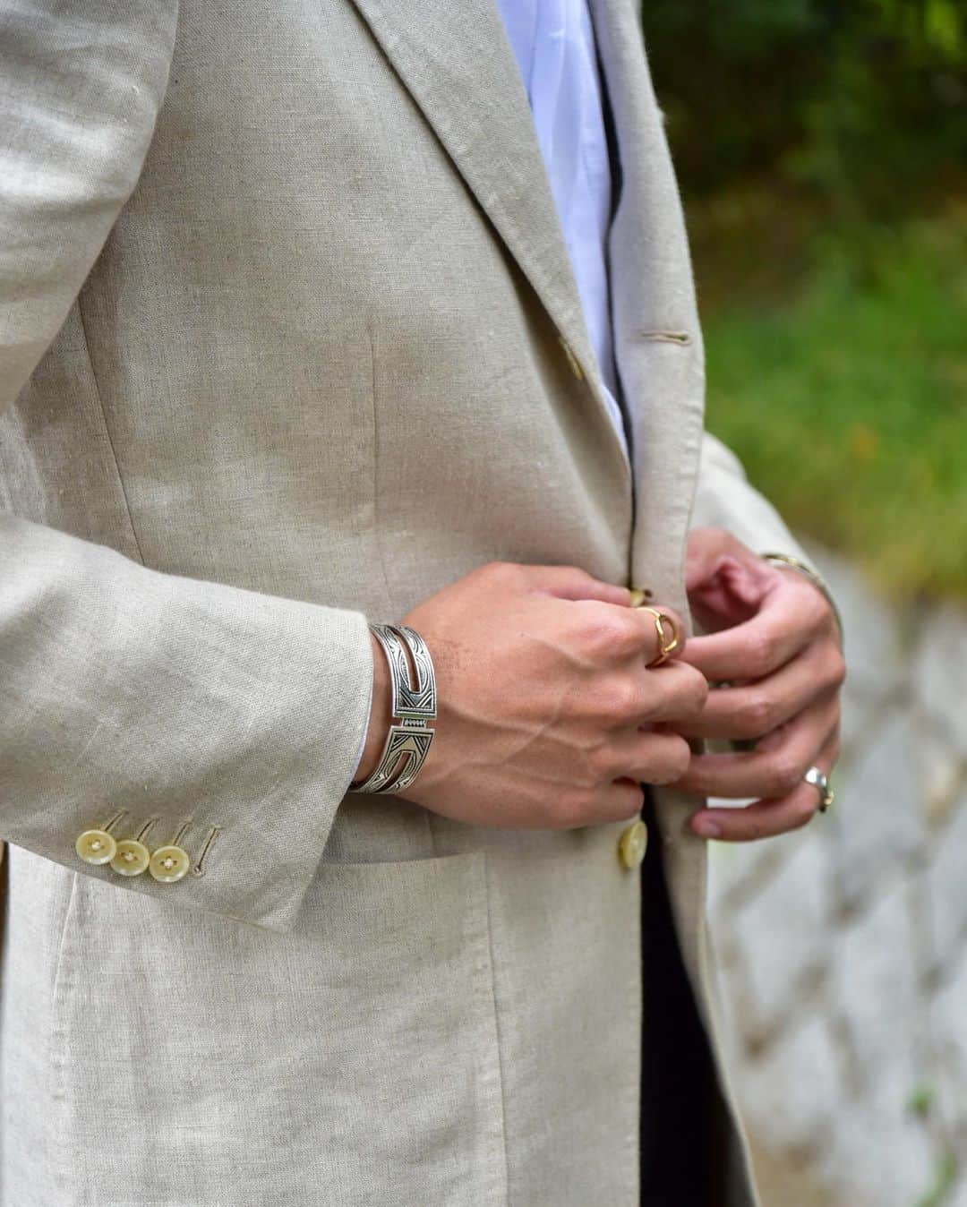福島雄介さんのインスタグラム写真 - (福島雄介Instagram)「. . Linen shirt and linen jacket.  The colors and materials are early summer outfits... . . リネンのシャツにリネンのジャケット。 リネンものを少しずつ。 @massimo.daugusto の別注シャツはこの夏重宝しそうです。 . .  Glasses- @jacquesmariemage  Jacket- @ring_jacket Shirt- @massimo.daugusto  Pants- @tangent.clothing_official  Shoes- @baudoinlange  Acc- @hermes @givenchy @adawat_n_tuareg  . . #mensfashion #jacket #bespoke #dress #shirt #military #casual #ootdmen #menswear #jacketstyle #jewelry #glasses #menstyle #ootdfashion #mensclothing #ootd #vintagejewelry」5月12日 20時32分 - yusuke_tiamo_fukushima