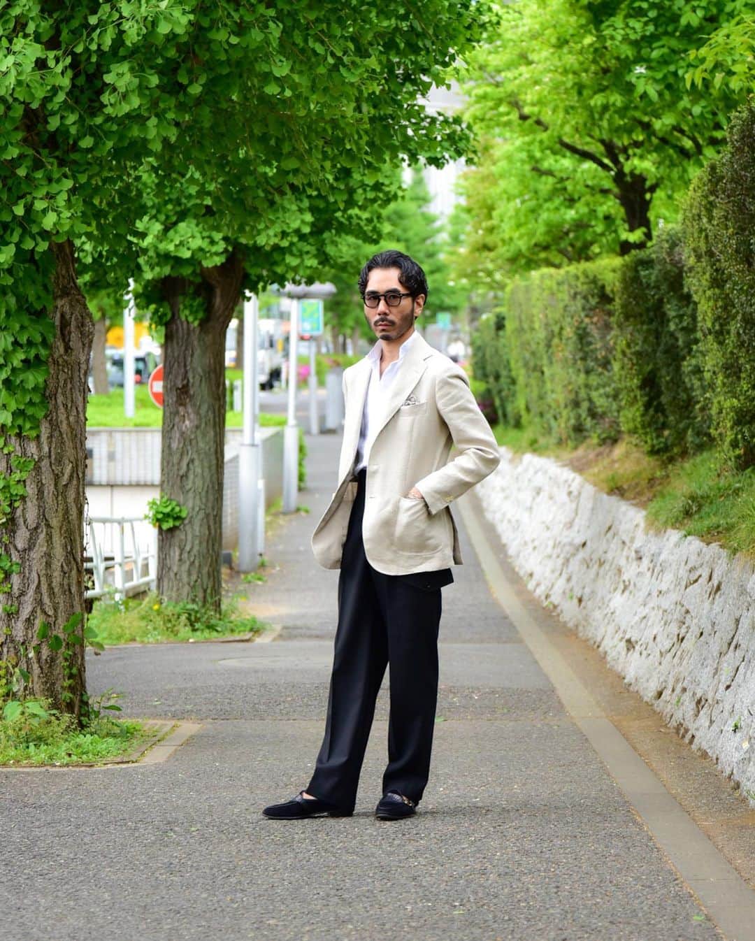 福島雄介さんのインスタグラム写真 - (福島雄介Instagram)「. . Linen shirt and linen jacket.  The colors and materials are early summer outfits... . . リネンのシャツにリネンのジャケット。 リネンものを少しずつ。 @massimo.daugusto の別注シャツはこの夏重宝しそうです。 . .  Glasses- @jacquesmariemage  Jacket- @ring_jacket Shirt- @massimo.daugusto  Pants- @tangent.clothing_official  Shoes- @baudoinlange  Acc- @hermes @givenchy @adawat_n_tuareg  . . #mensfashion #jacket #bespoke #dress #shirt #military #casual #ootdmen #menswear #jacketstyle #jewelry #glasses #menstyle #ootdfashion #mensclothing #ootd #vintagejewelry」5月12日 20時32分 - yusuke_tiamo_fukushima